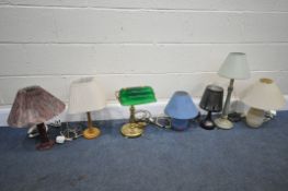 A SELECTION OF TABLE LAMPS, to include a brass bankers lamp with a glass shade, etc (7)