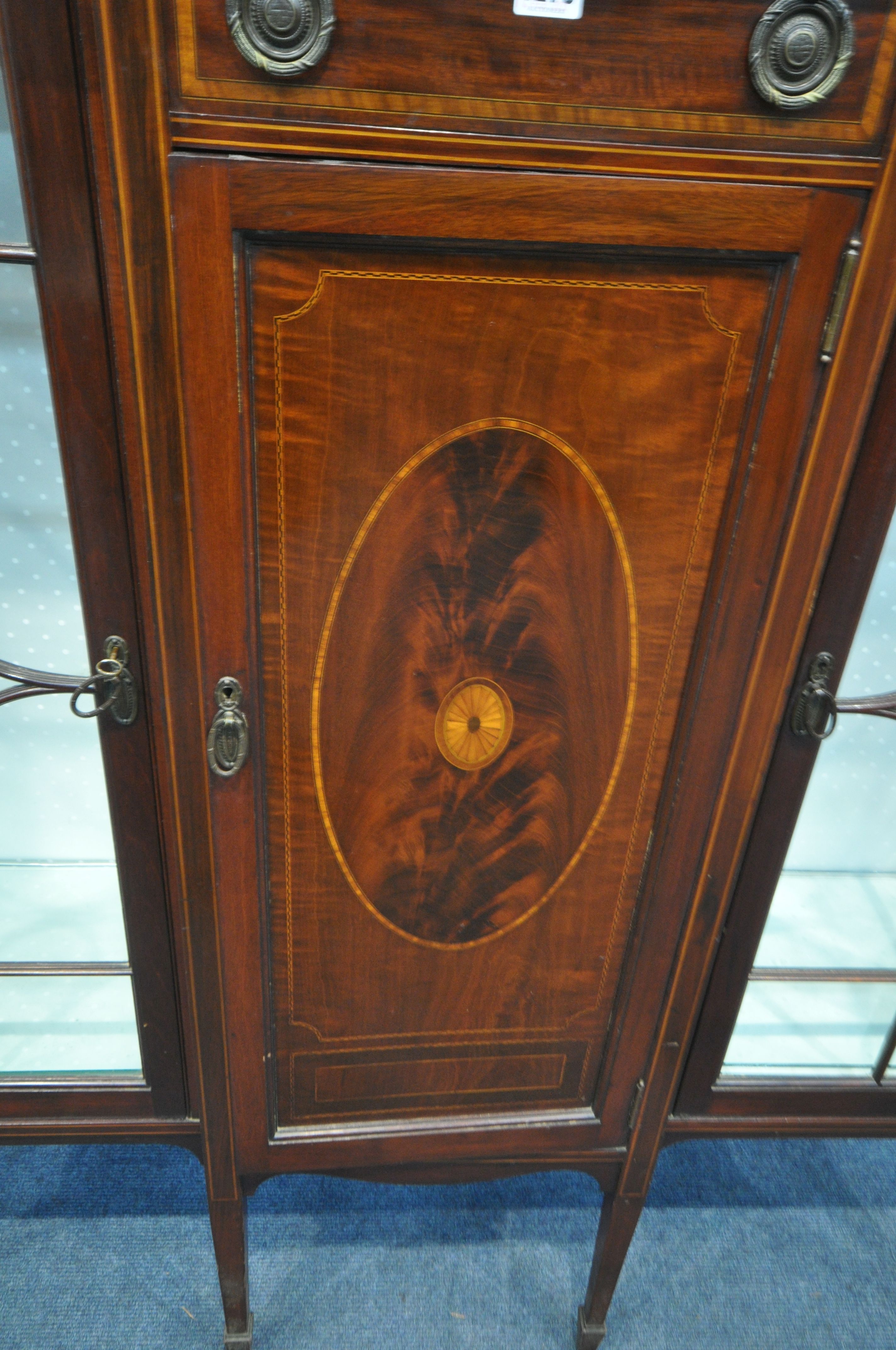 AN EDWARDIAN MAHOGANY AND INLAID DISPLAY CABINET, with a raised back, a single drawer, above a - Image 5 of 8