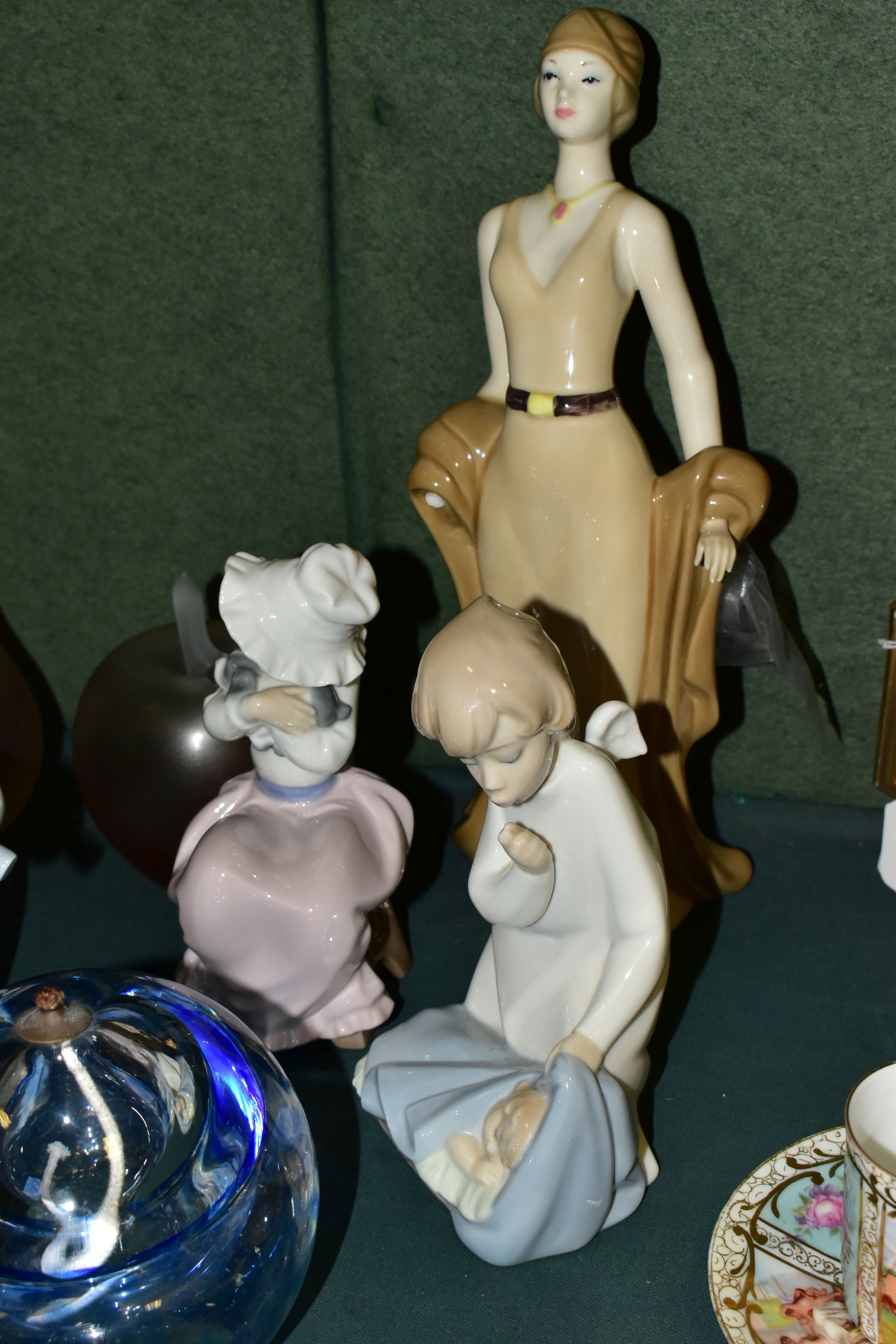 A GROUP OF CERAMICS AND GLASS WARES, to include a Lladro 'Angel with Flute' 4540, sculptor Fulgencio - Image 8 of 9