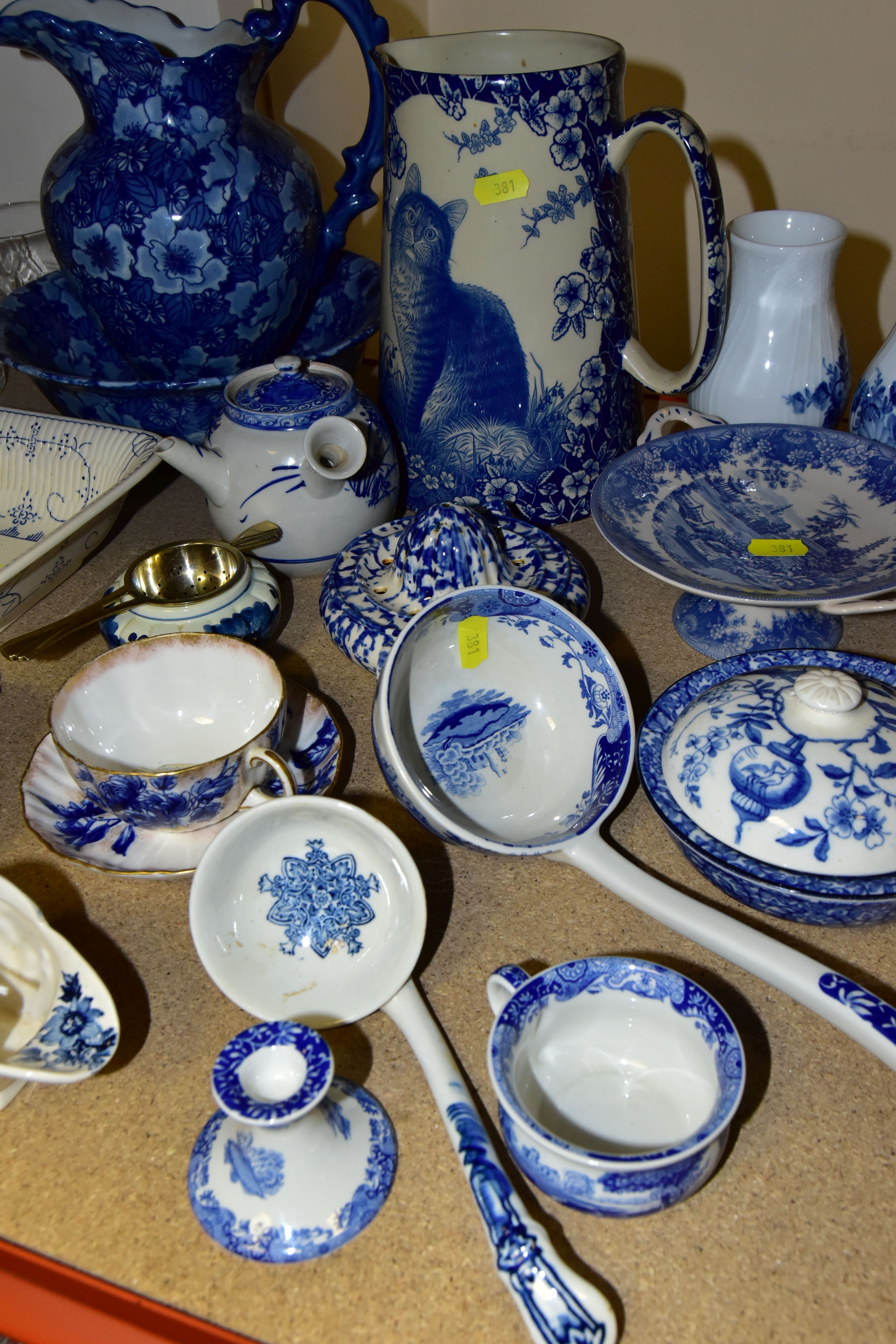 A COLLECTION OF BLUE AND WHITE CERAMICS, comprising a Staffordshire ironstone candle holder, a - Image 5 of 6