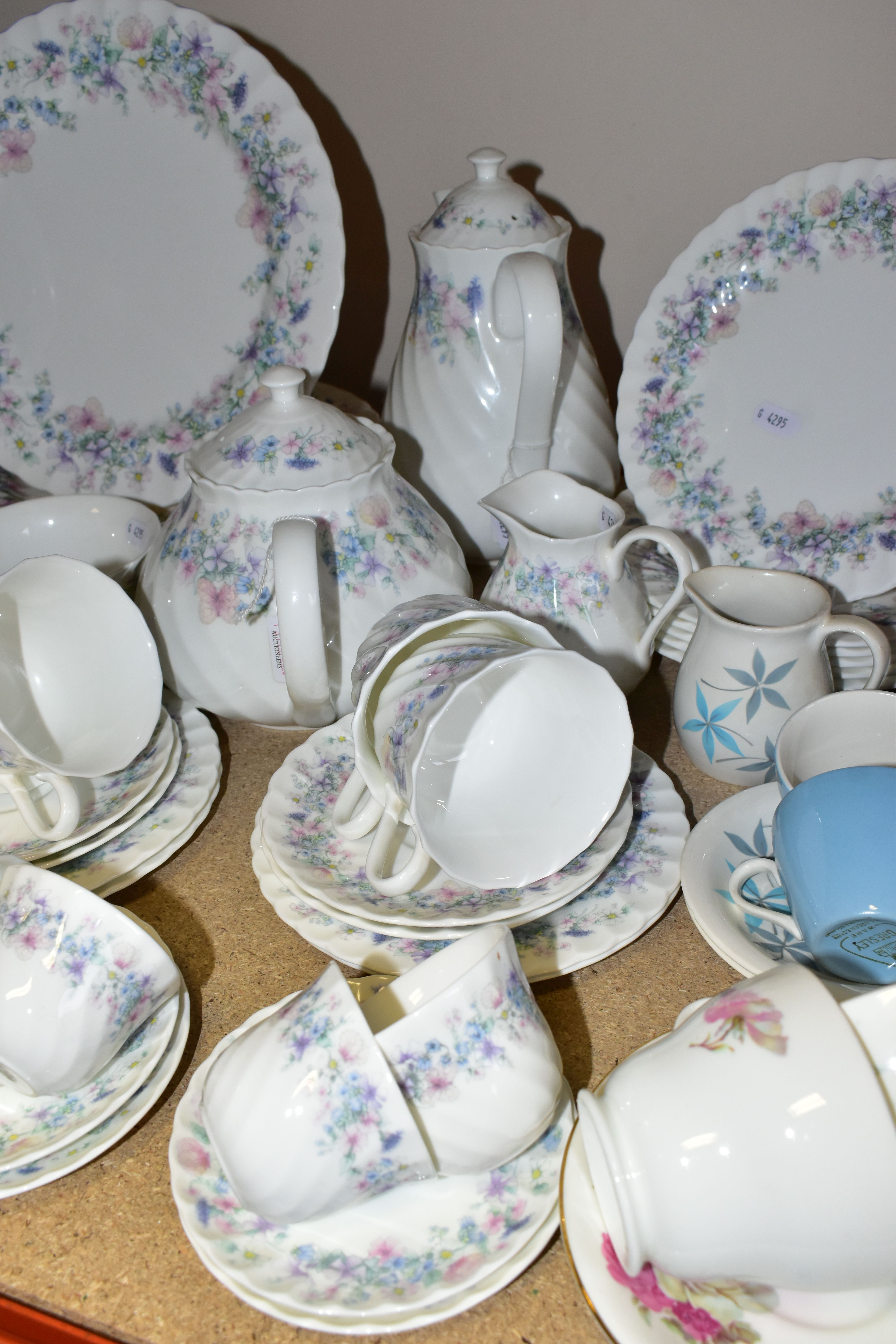 A WEDGWOOD 'ANGELA' PATTERN TEA AND COFFEE WARES, comprising teapot, coffee pot, six dinner - Image 3 of 7