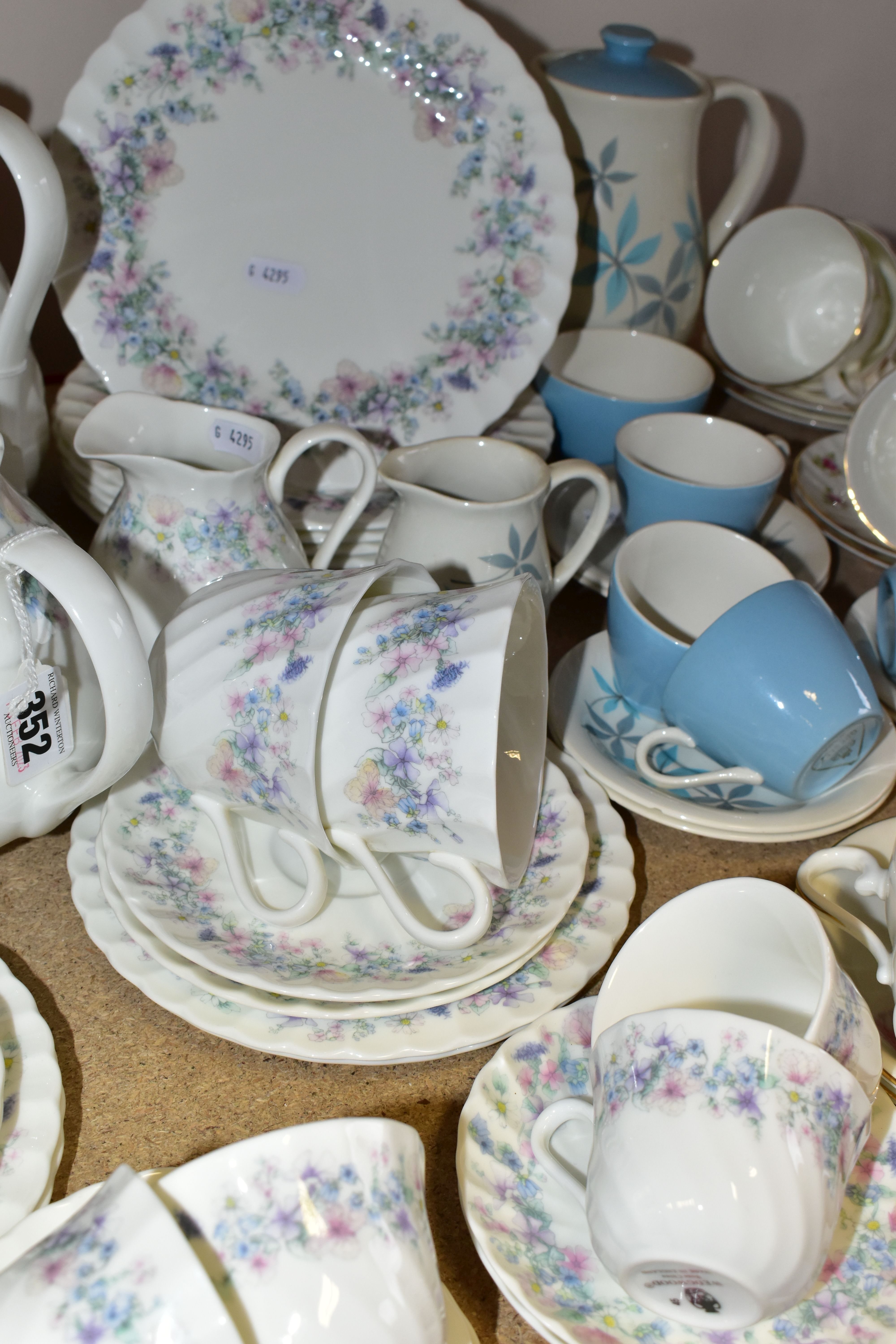 A WEDGWOOD 'ANGELA' PATTERN TEA AND COFFEE WARES, comprising teapot, coffee pot, six dinner - Image 5 of 7