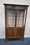AN EARLY 20TH CENTURY MAHOGANY DISPLAY CABINET, with a fixed over hanging cornice, two astragal