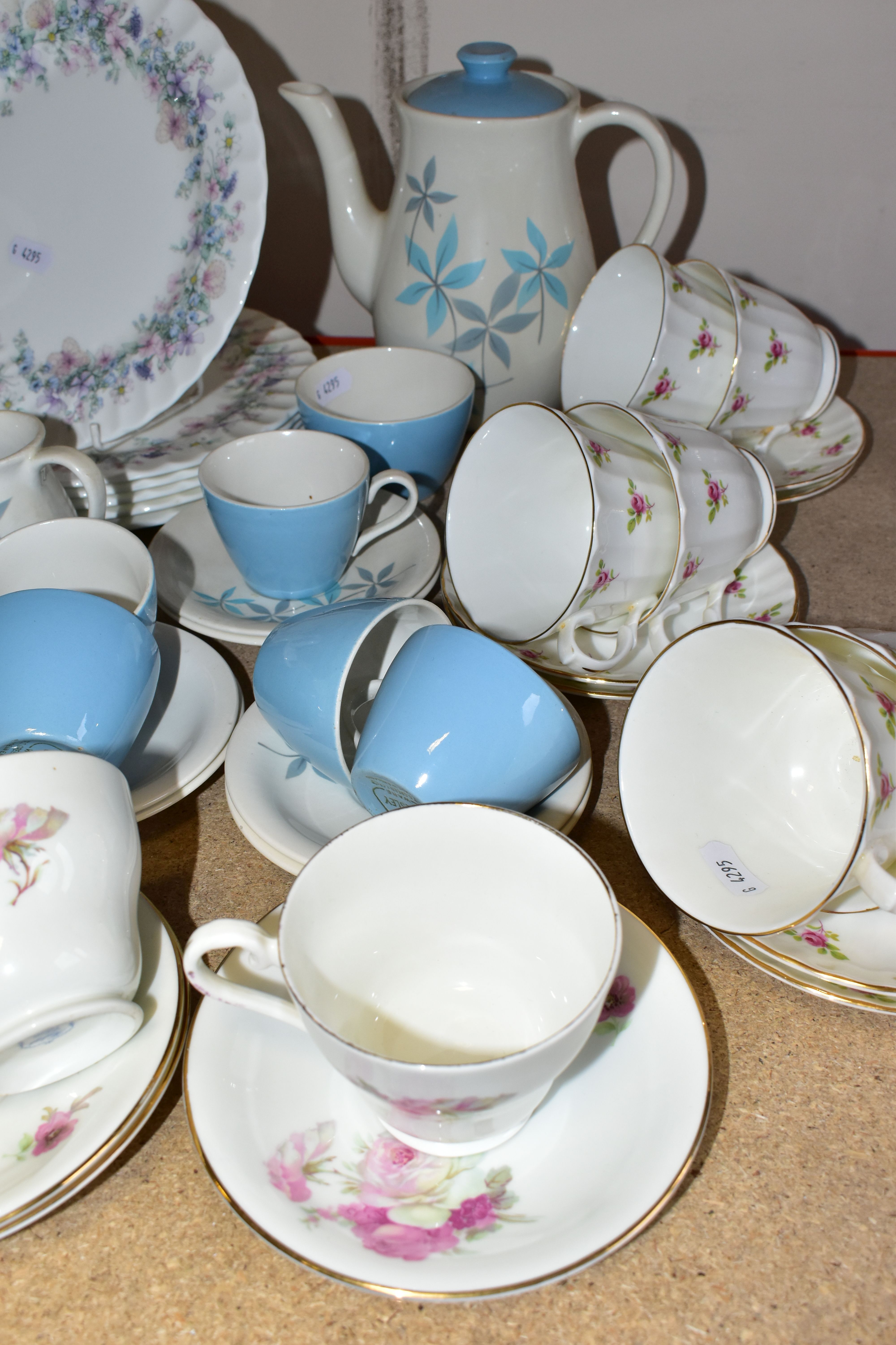 A WEDGWOOD 'ANGELA' PATTERN TEA AND COFFEE WARES, comprising teapot, coffee pot, six dinner - Image 4 of 7