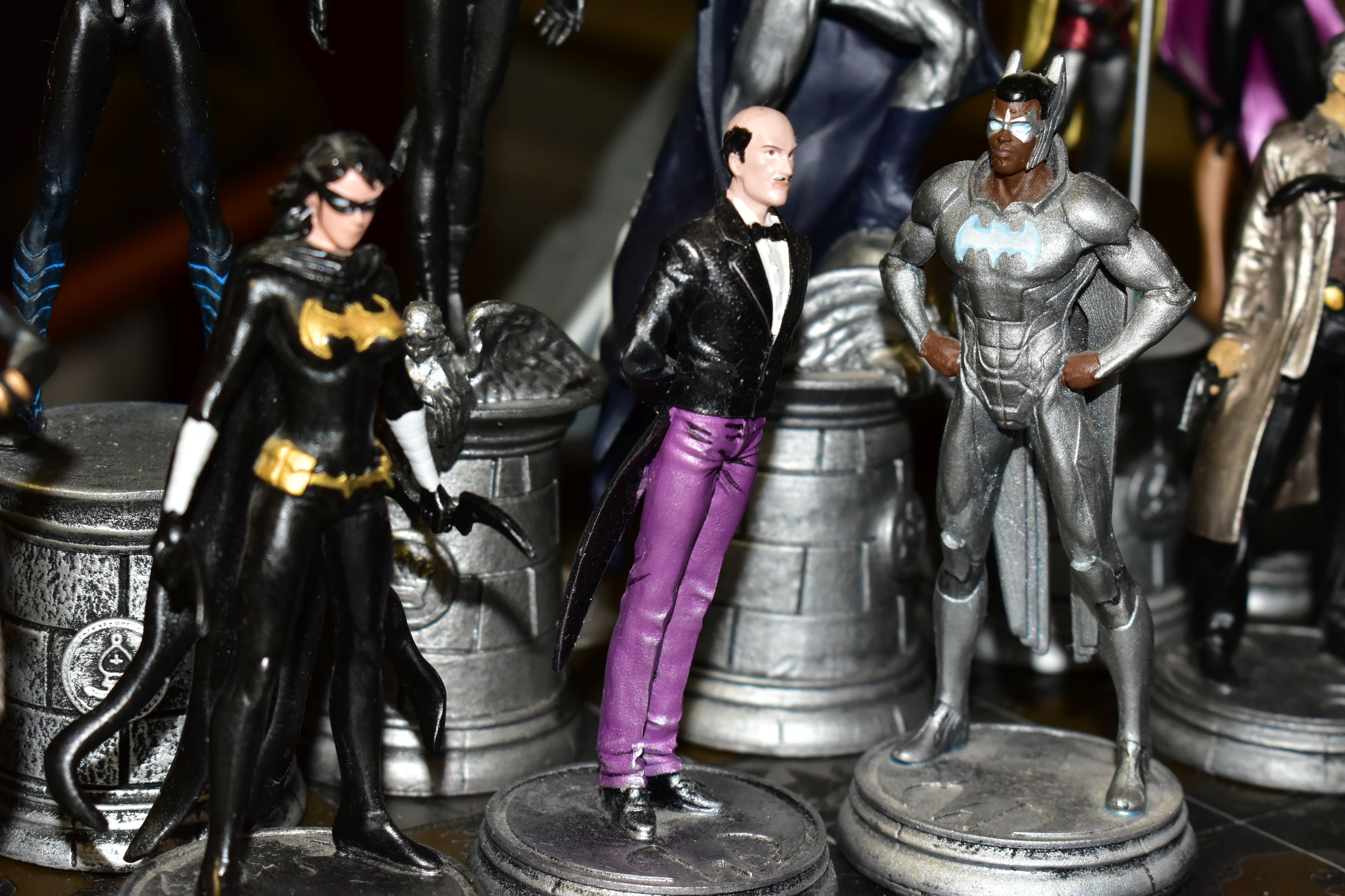 AN EAGLEMOSS D.C. COMICS BATMAN CHESS SET AND BOARD, complete with 32 character pieces, appears in - Image 3 of 7