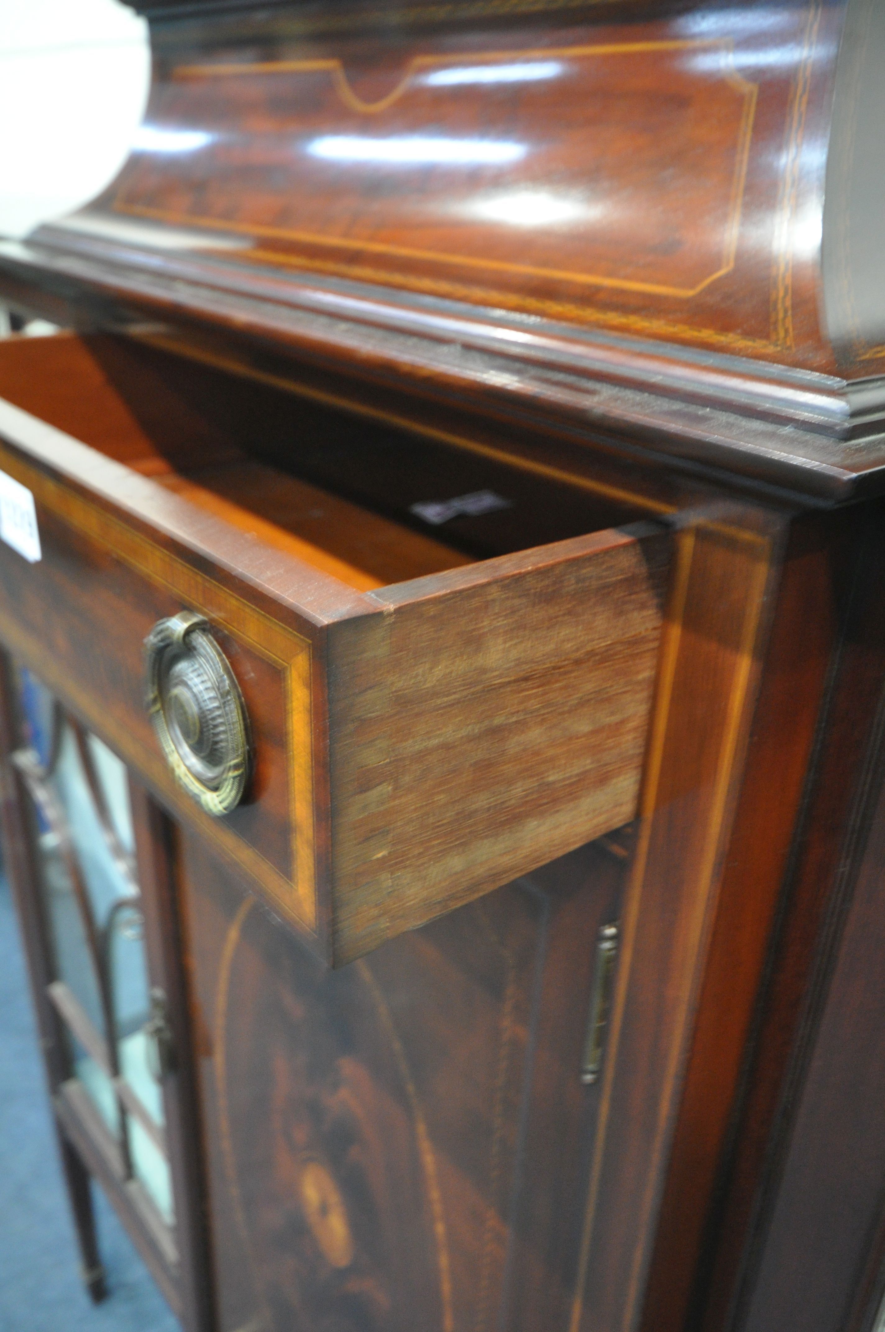 AN EDWARDIAN MAHOGANY AND INLAID DISPLAY CABINET, with a raised back, a single drawer, above a - Image 3 of 8