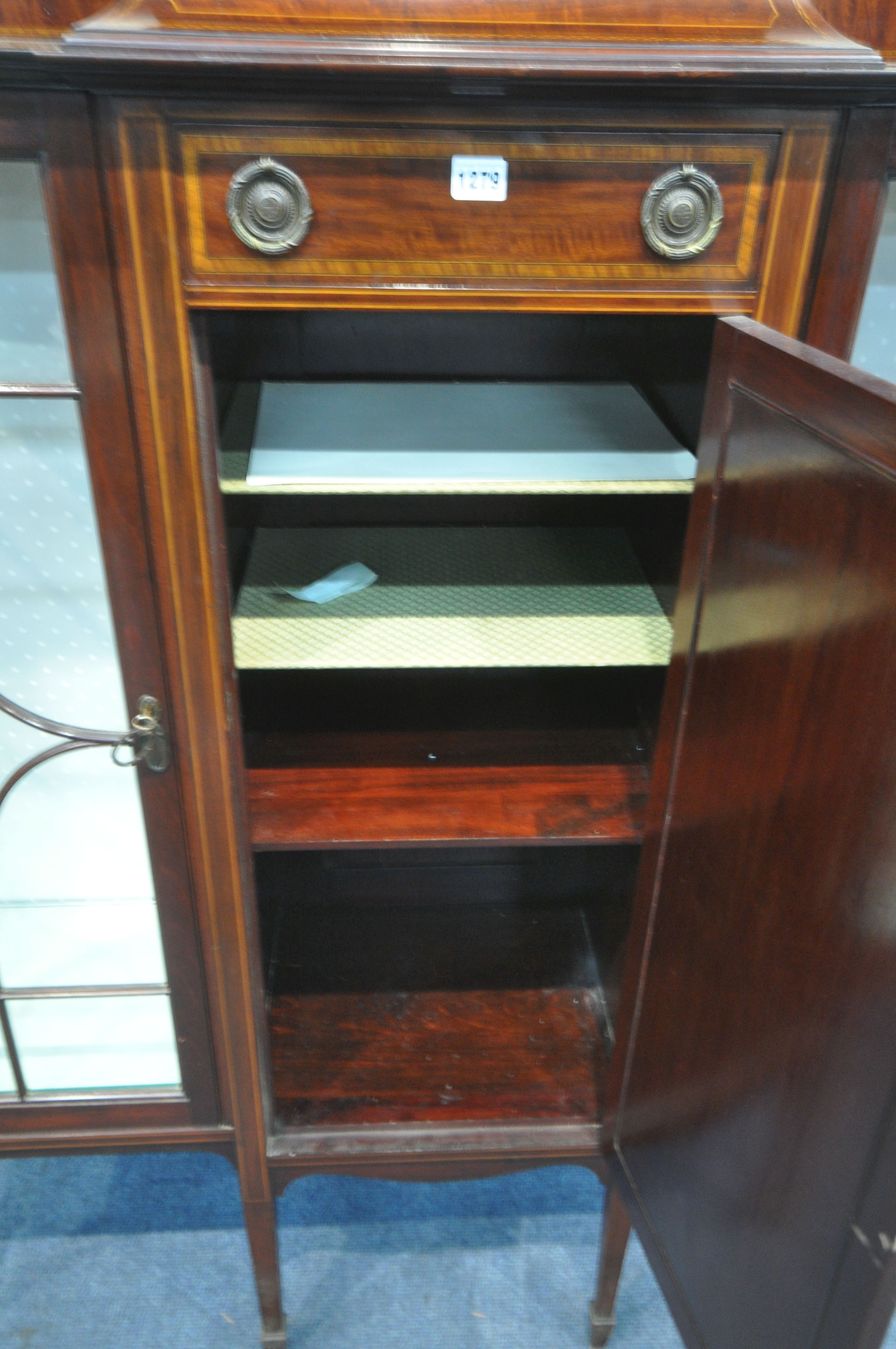 AN EDWARDIAN MAHOGANY AND INLAID DISPLAY CABINET, with a raised back, a single drawer, above a - Image 4 of 8