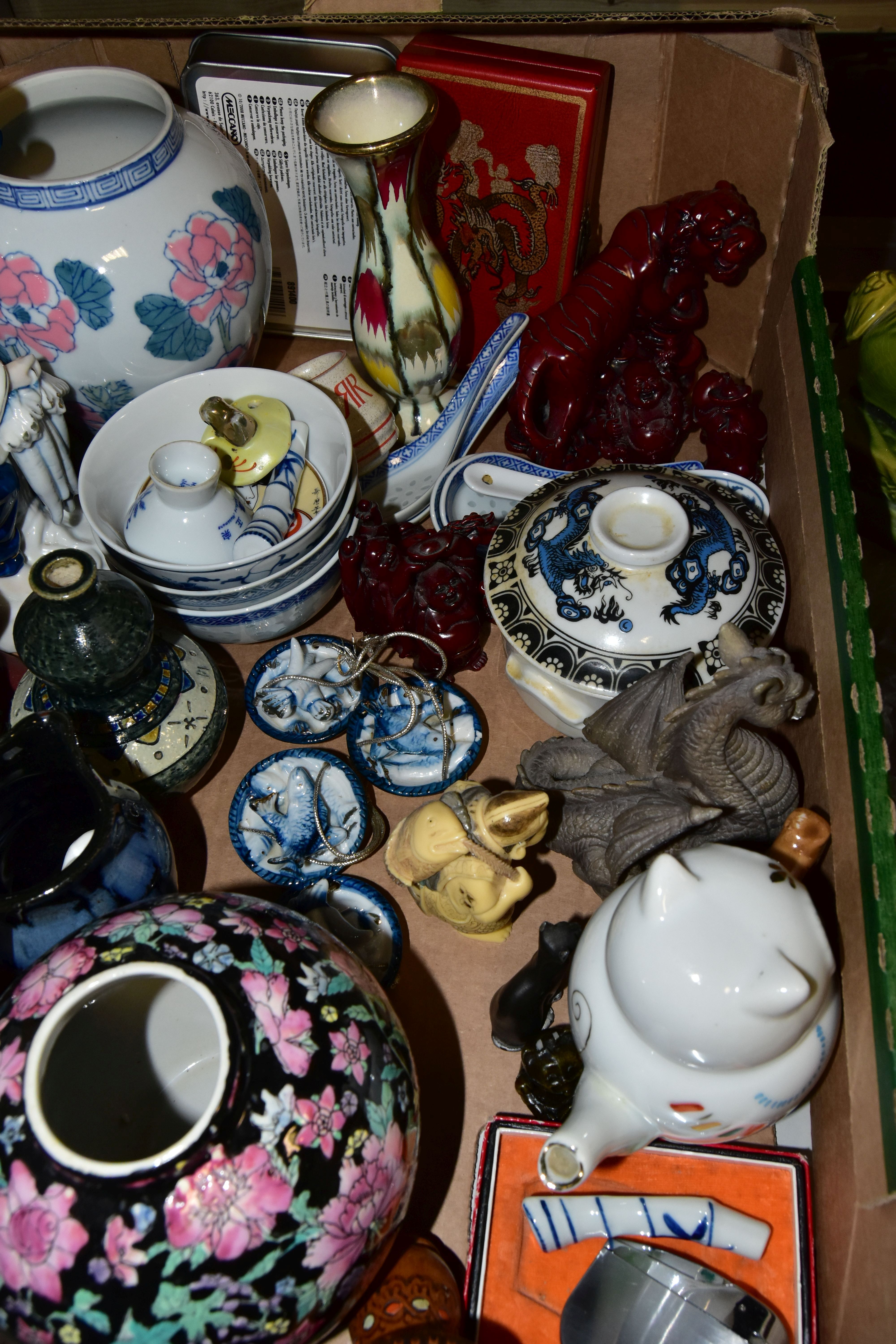A BOX AND LOOSE ORIENTAL CERAMICS, FAN AND SUNDRY ITEMS, to include a large black fan decorated with - Image 4 of 5