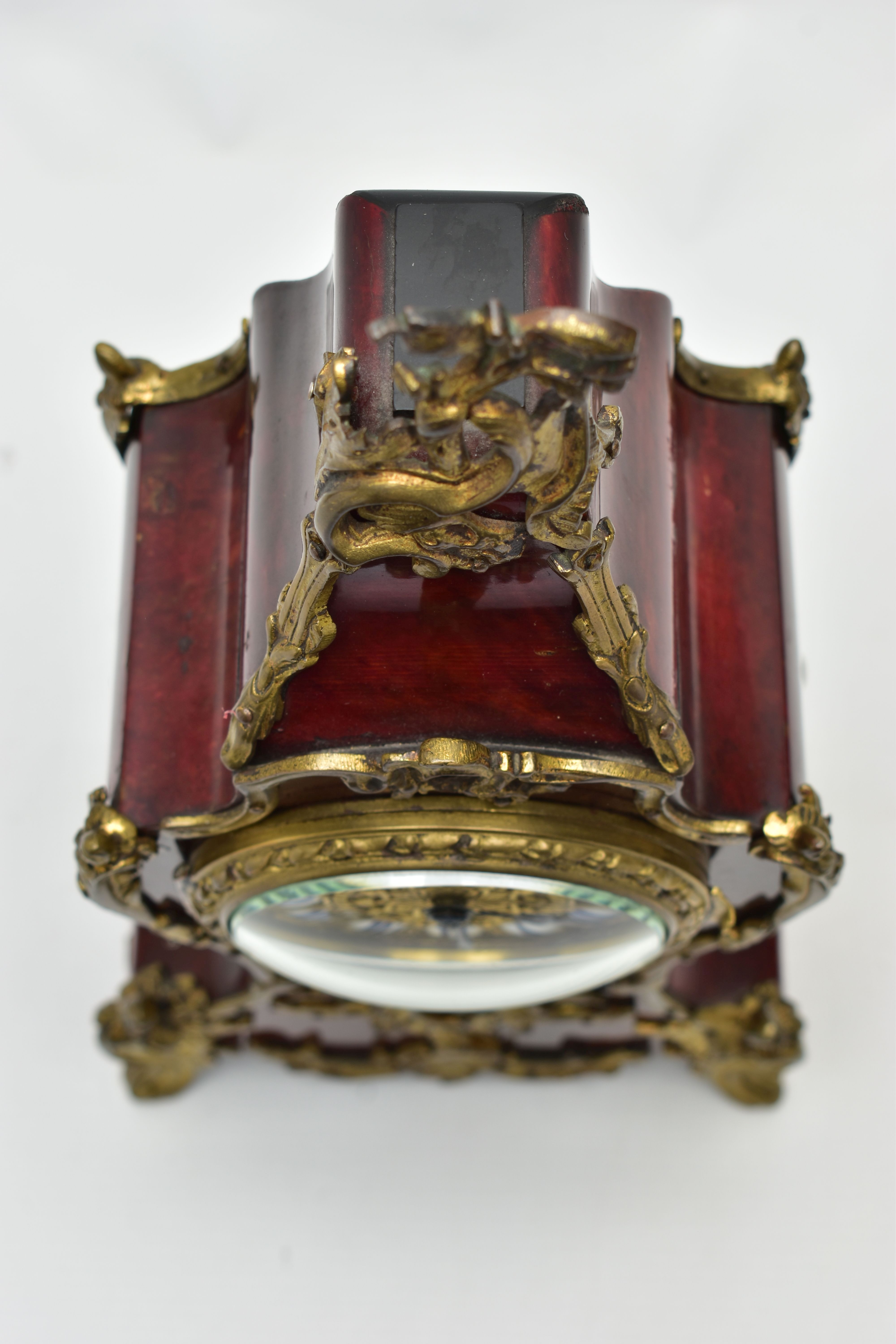 A LATE 19TH/ EARLY 20TH CENTURY FRENCH GILT METAL AND TORTOISESHELL MANTEL CLOCK, the cast brass - Image 12 of 13