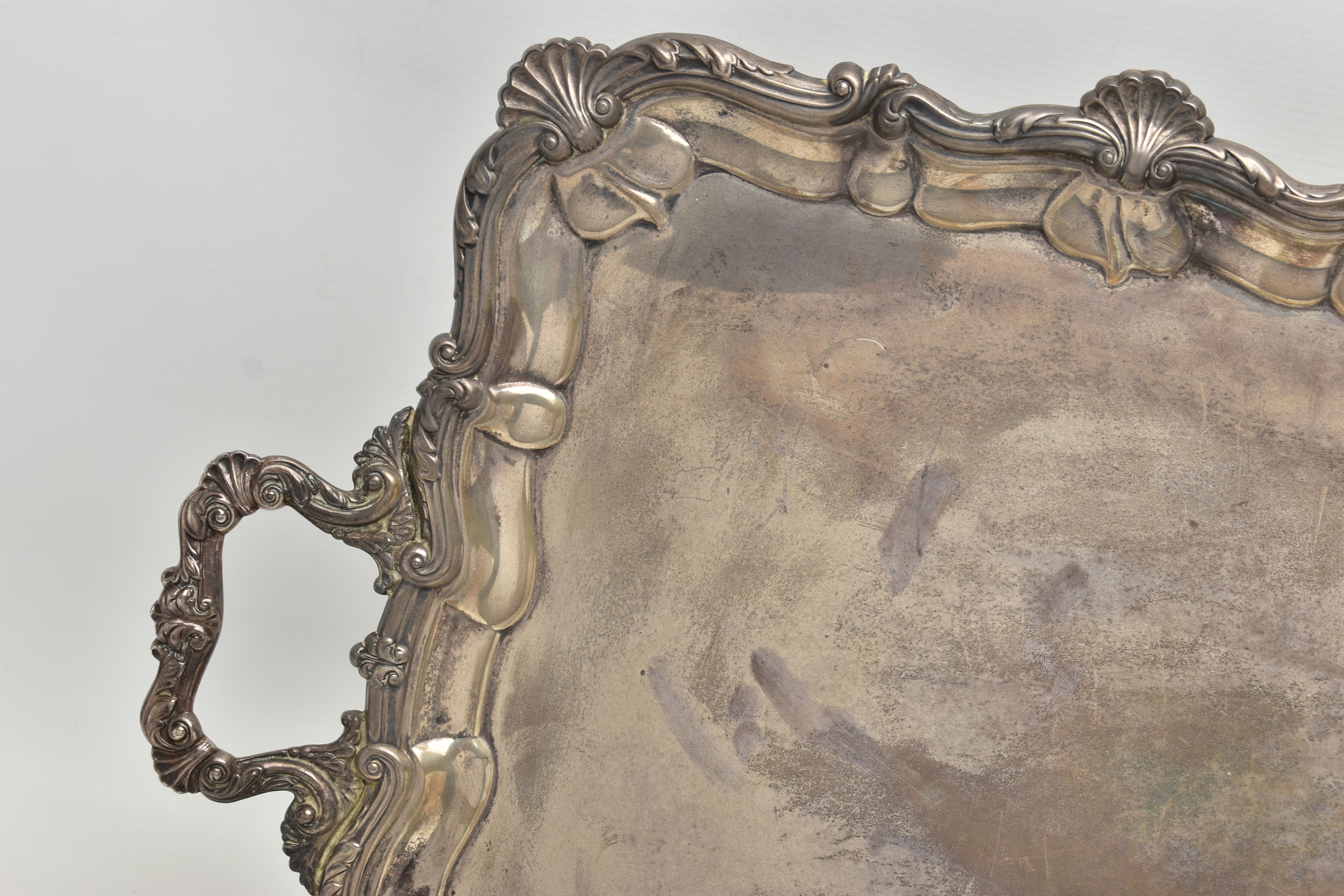 AN EDWARDIAN SILVER TWIN HANDLED TRAY OF RECTANGULAR FORM WITH PIE CRUST AND SHELL RIMS, plain - Image 2 of 10