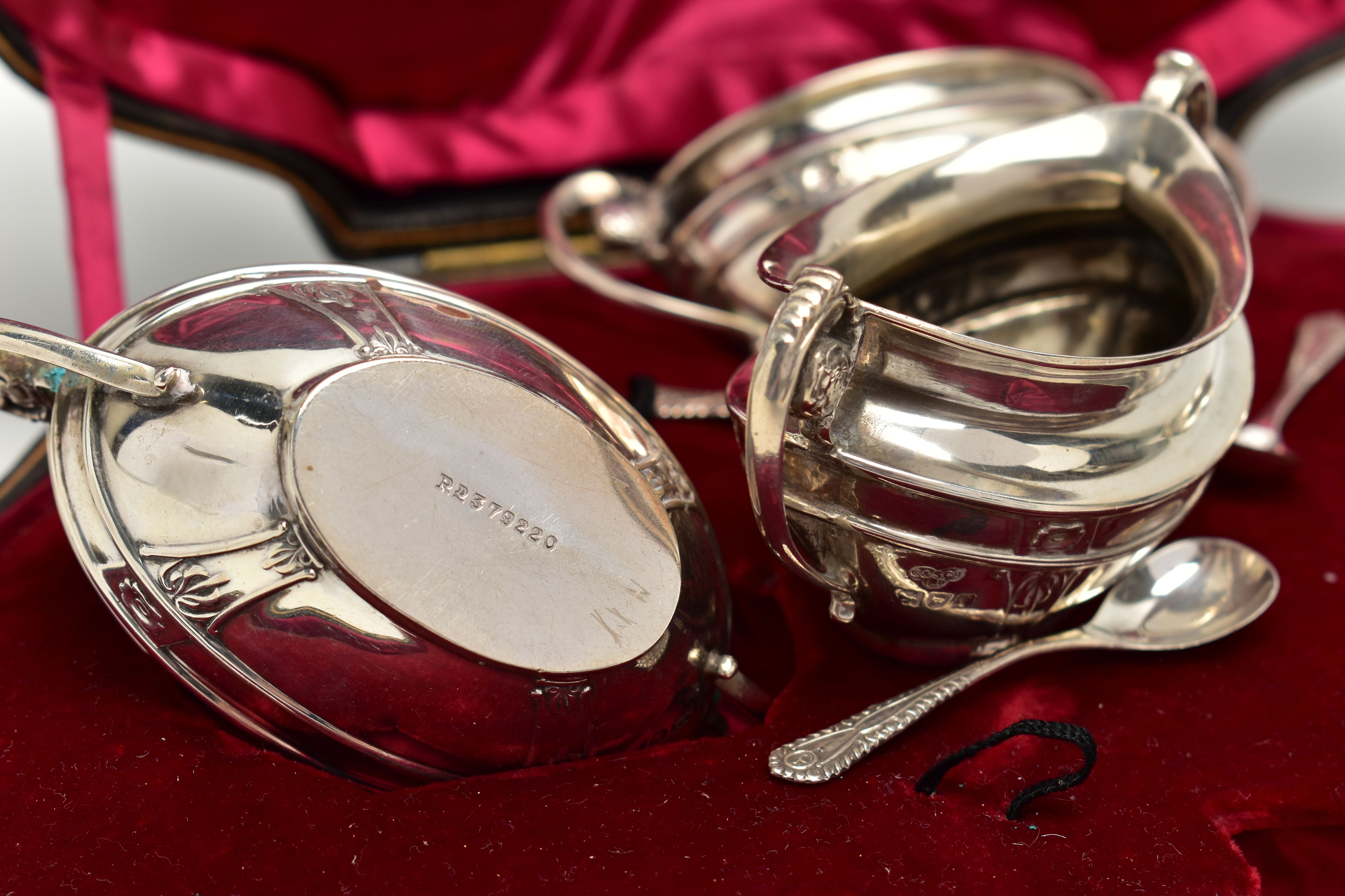 A CASED SET OF FOUR EDWARDIAN GOLDSMITHS & SILVERSMITHS CO LTD SILVER SALTS, of twin handled oval - Image 5 of 7