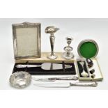 A SMALL PARCEL OF SILVER, including a boxed pie slice with silver Kings pattern handle, unboxed
