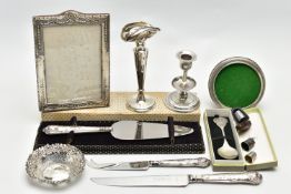 A SMALL PARCEL OF SILVER, including a boxed pie slice with silver Kings pattern handle, unboxed