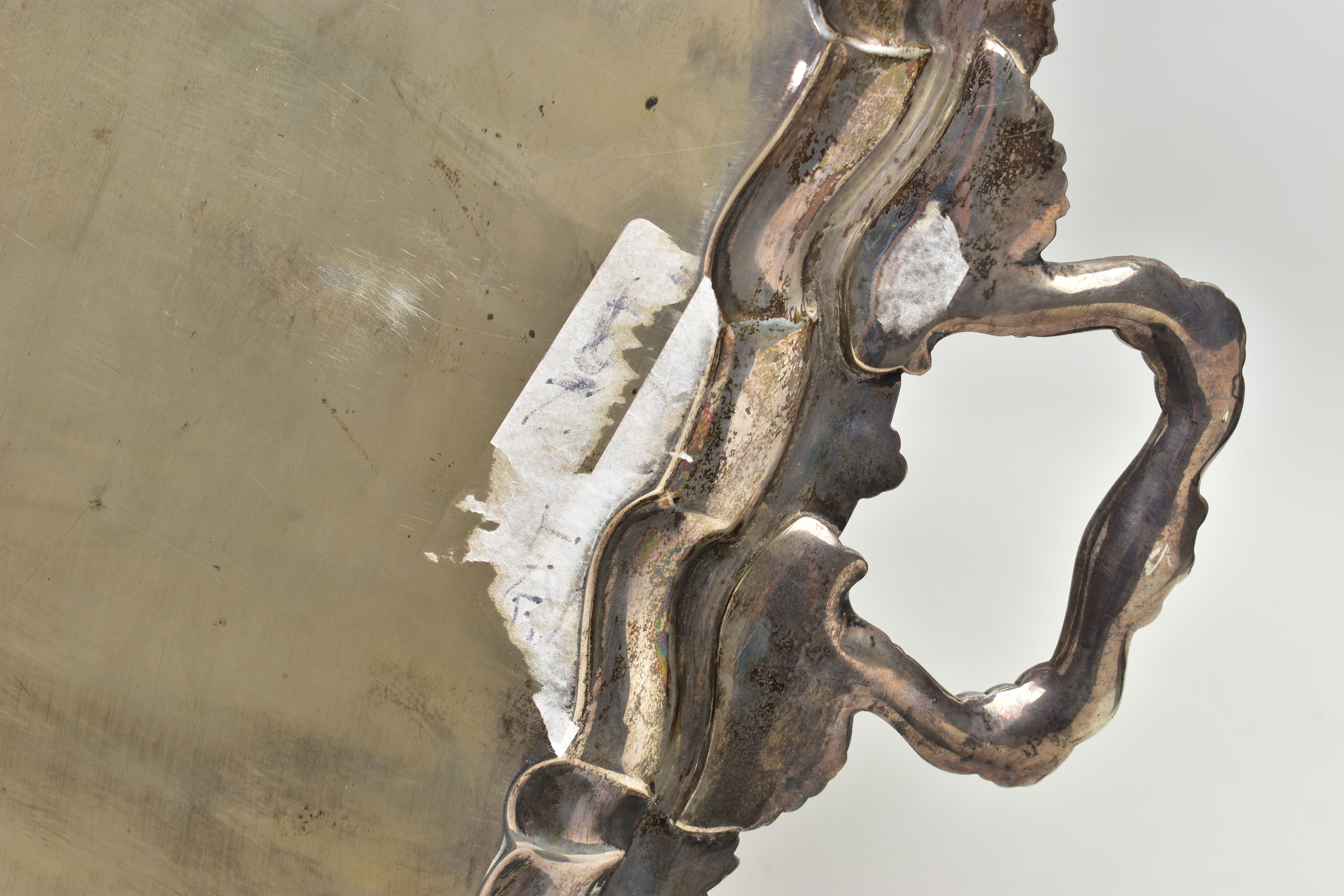 AN EDWARDIAN SILVER TWIN HANDLED TRAY OF RECTANGULAR FORM WITH PIE CRUST AND SHELL RIMS, plain - Image 9 of 10