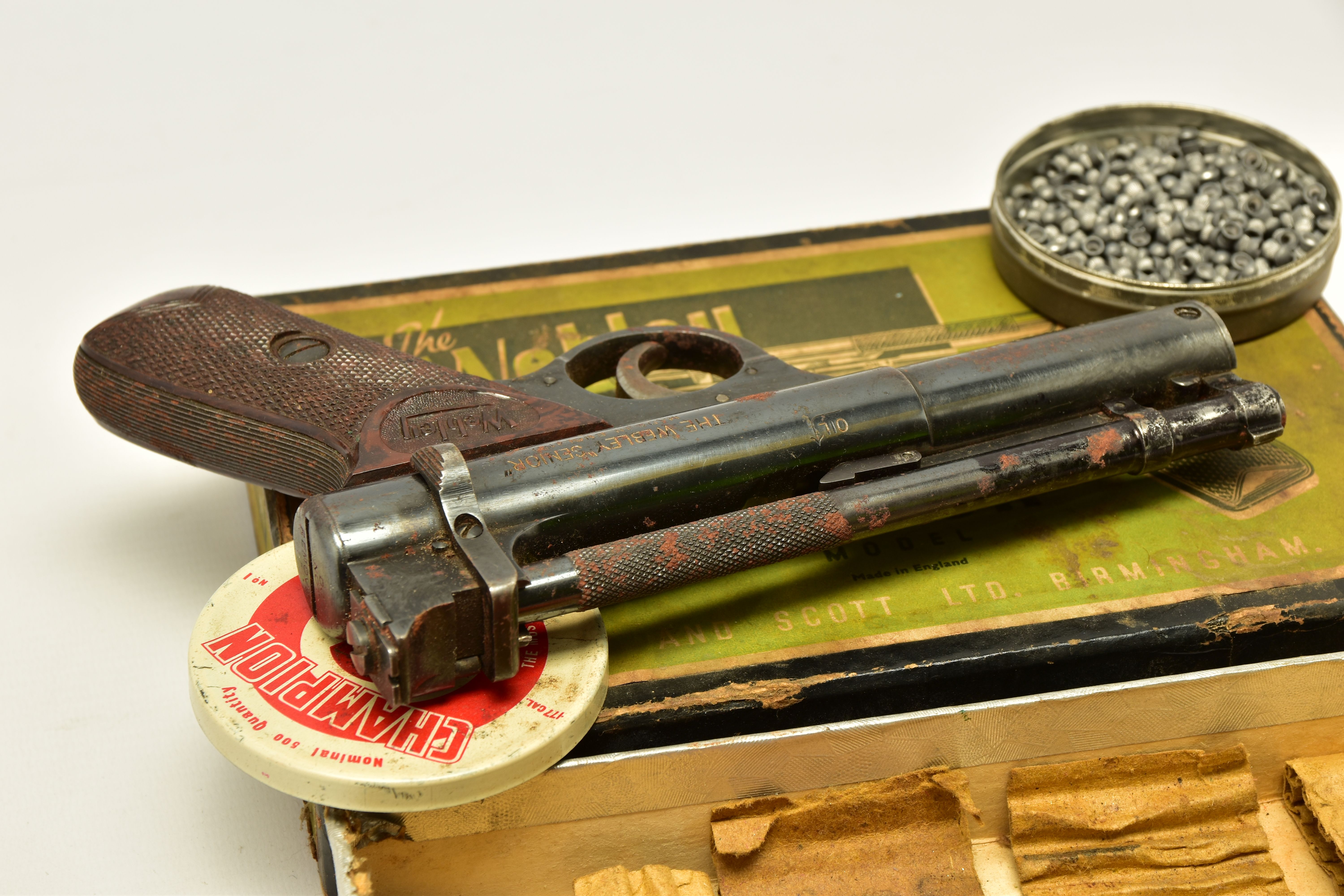 A .177'' WEBLEY & SCOTT SENIOR AIR PISTOL, batch number 1732, in good working order but bearing - Image 3 of 5