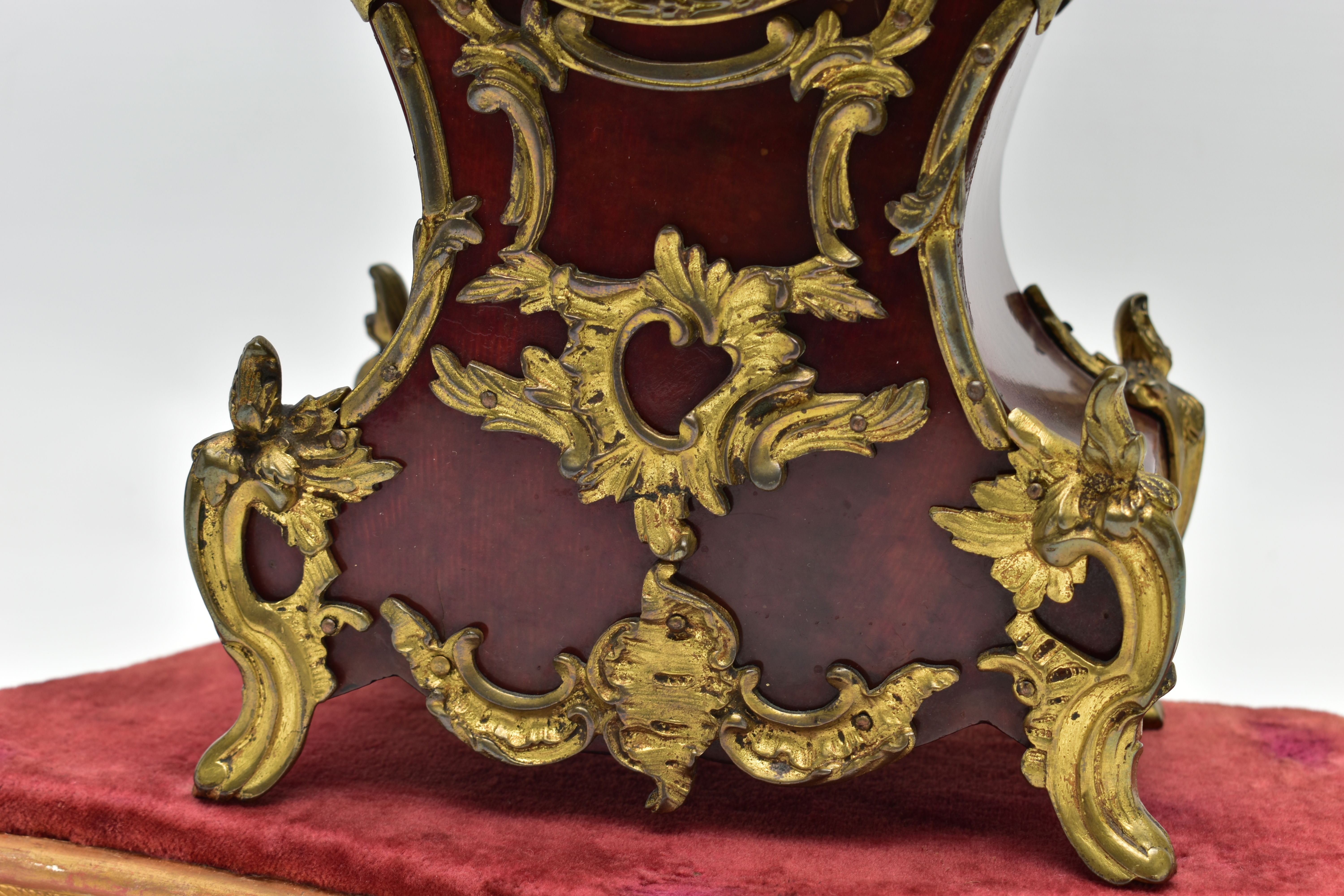 A LATE 19TH/ EARLY 20TH CENTURY FRENCH GILT METAL AND TORTOISESHELL MANTEL CLOCK, the cast brass - Image 6 of 13