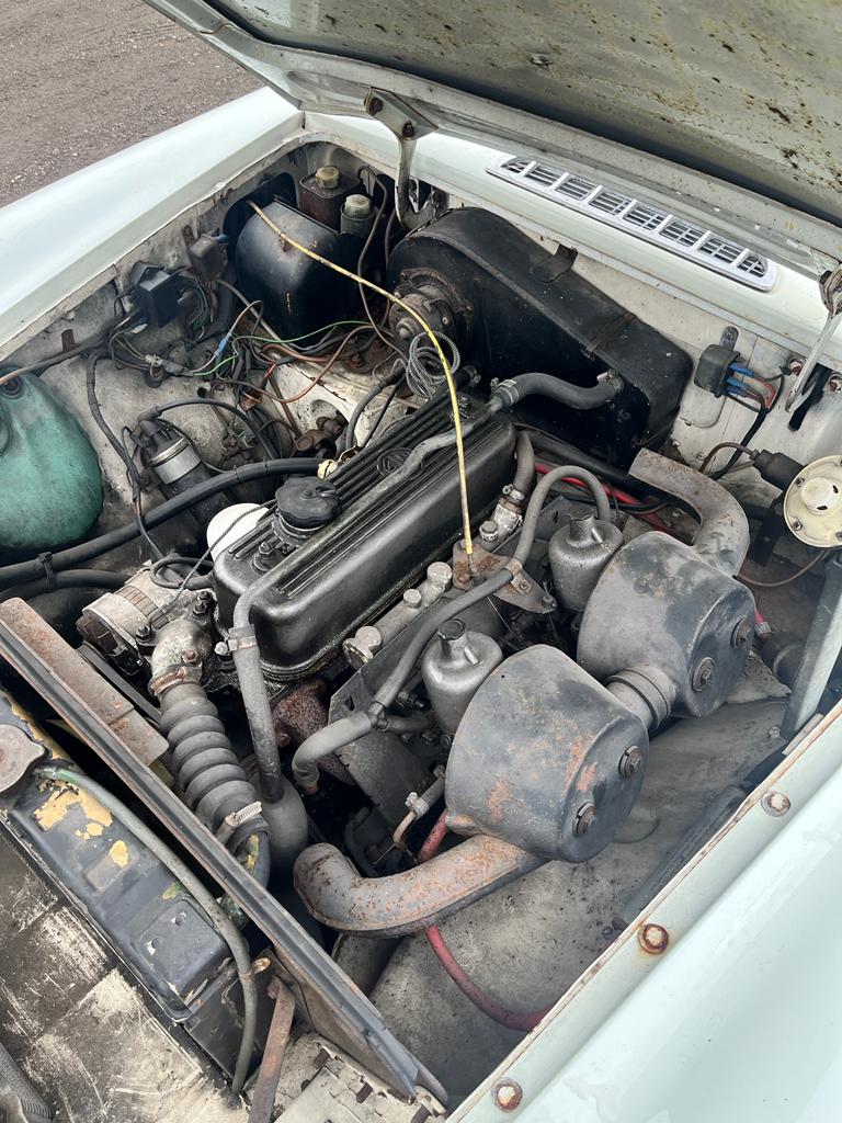 A BRITISH CLASSIC MGB GT SPORTS CAR, mark lll, in white and silvered trim, black leather and red - Image 17 of 24