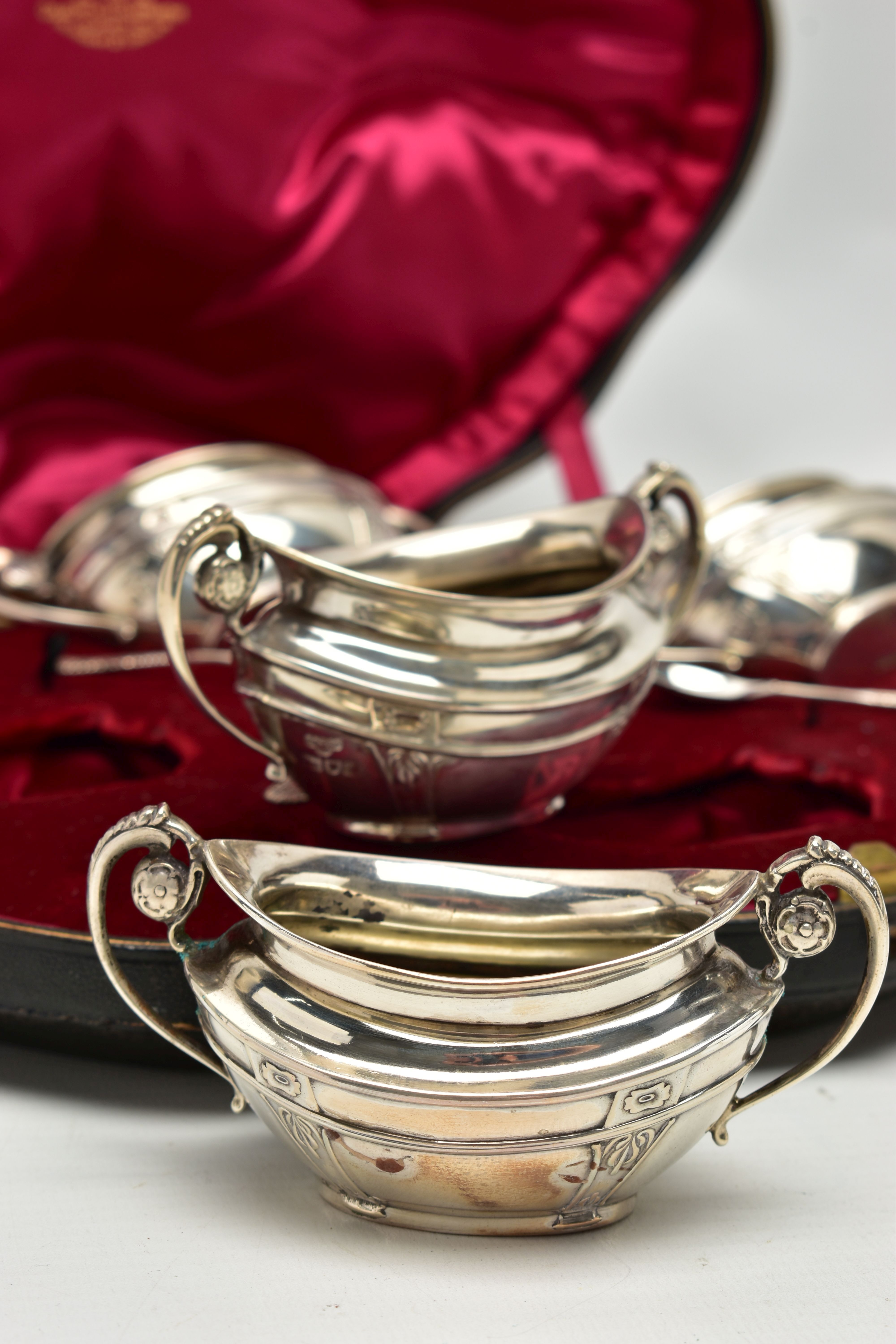A CASED SET OF FOUR EDWARDIAN GOLDSMITHS & SILVERSMITHS CO LTD SILVER SALTS, of twin handled oval - Image 4 of 7