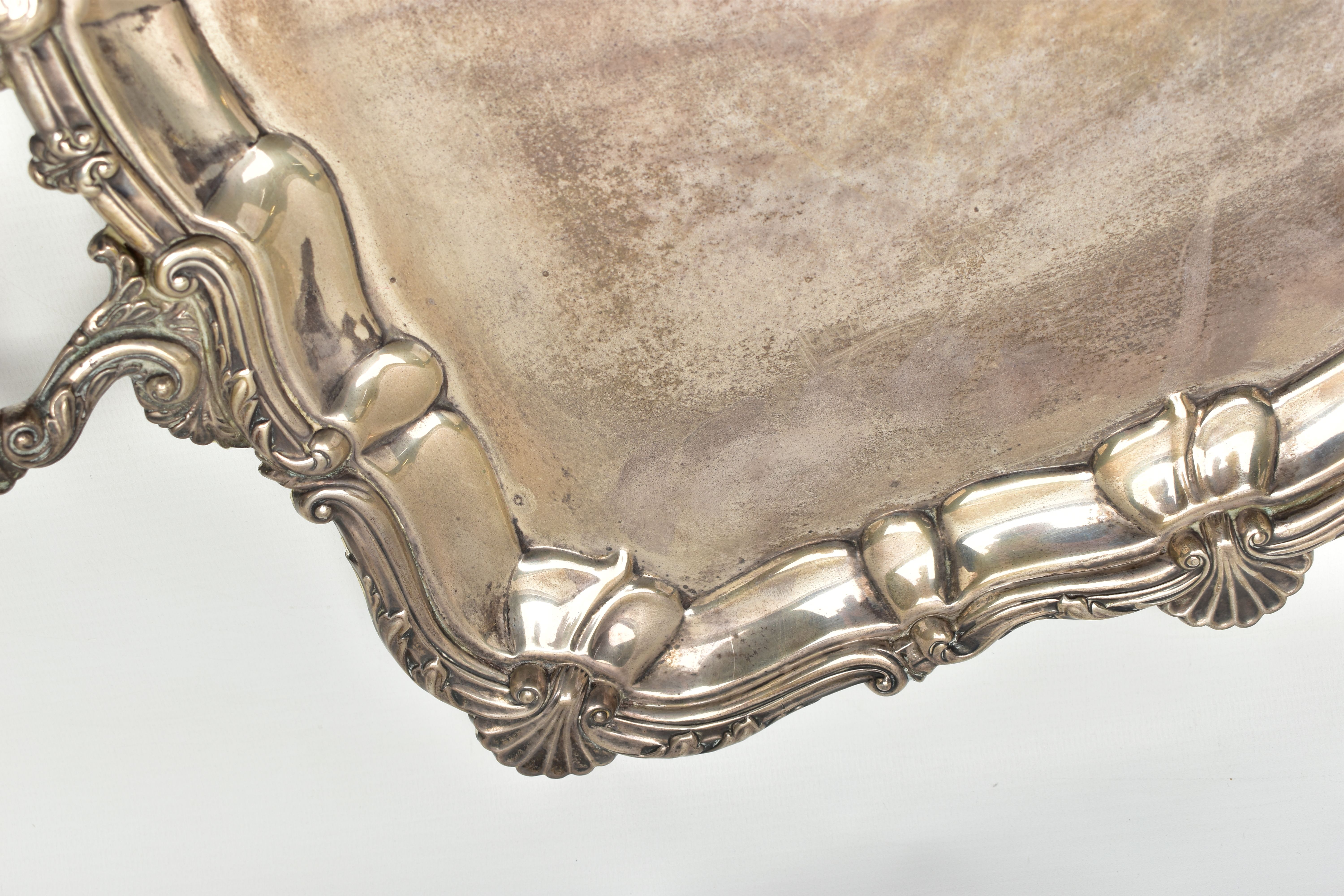 AN EDWARDIAN SILVER TWIN HANDLED TRAY OF RECTANGULAR FORM WITH PIE CRUST AND SHELL RIMS, plain - Image 7 of 10