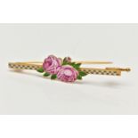 AN EARLY 20TH CENTURY YELLOW GOLD ENAMEL FLORAL BAR BROOCH, designed as two pink roses with green