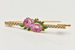 AN EARLY 20TH CENTURY YELLOW GOLD ENAMEL FLORAL BAR BROOCH, designed as two pink roses with green