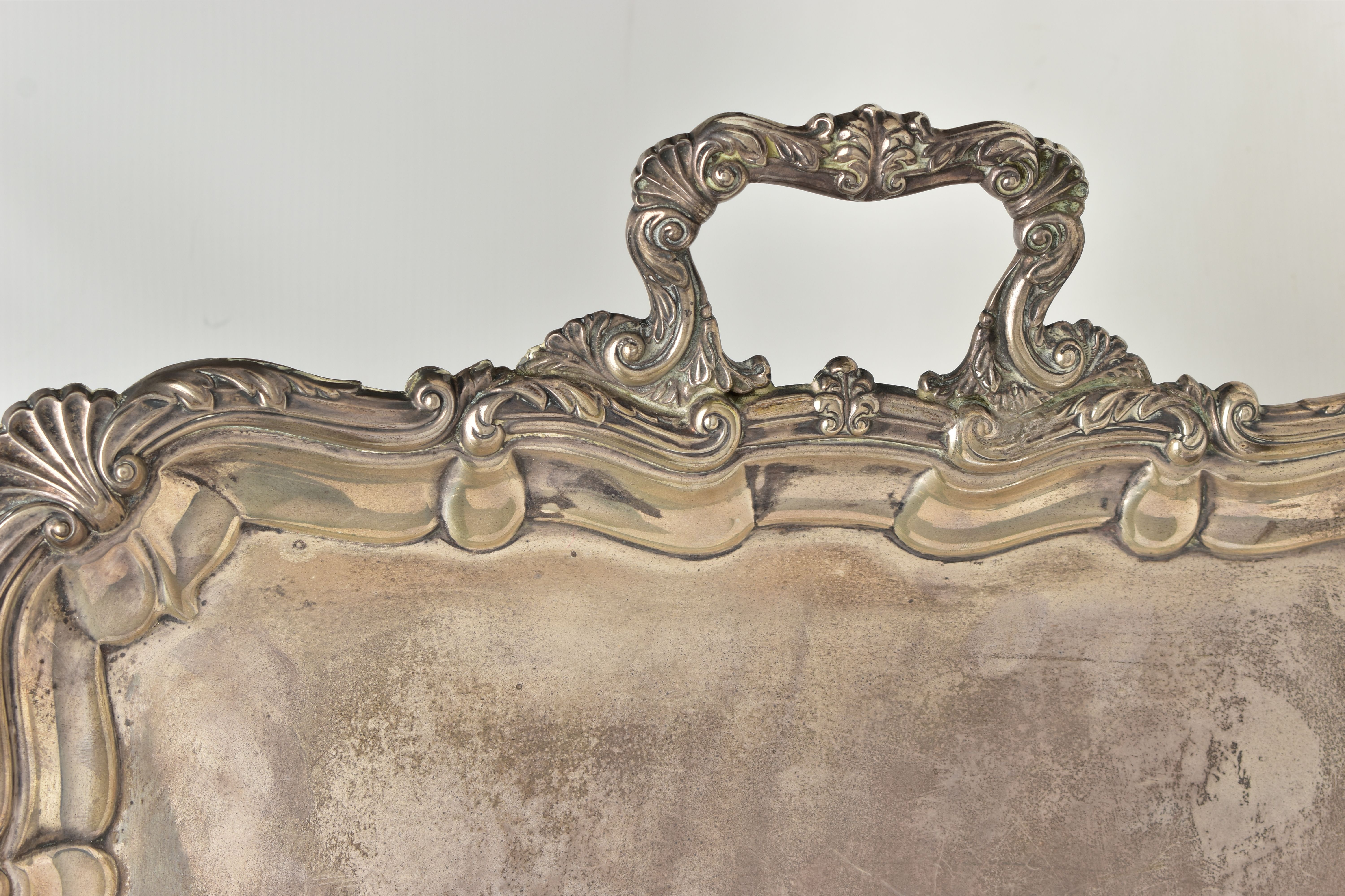 AN EDWARDIAN SILVER TWIN HANDLED TRAY OF RECTANGULAR FORM WITH PIE CRUST AND SHELL RIMS, plain - Image 3 of 10