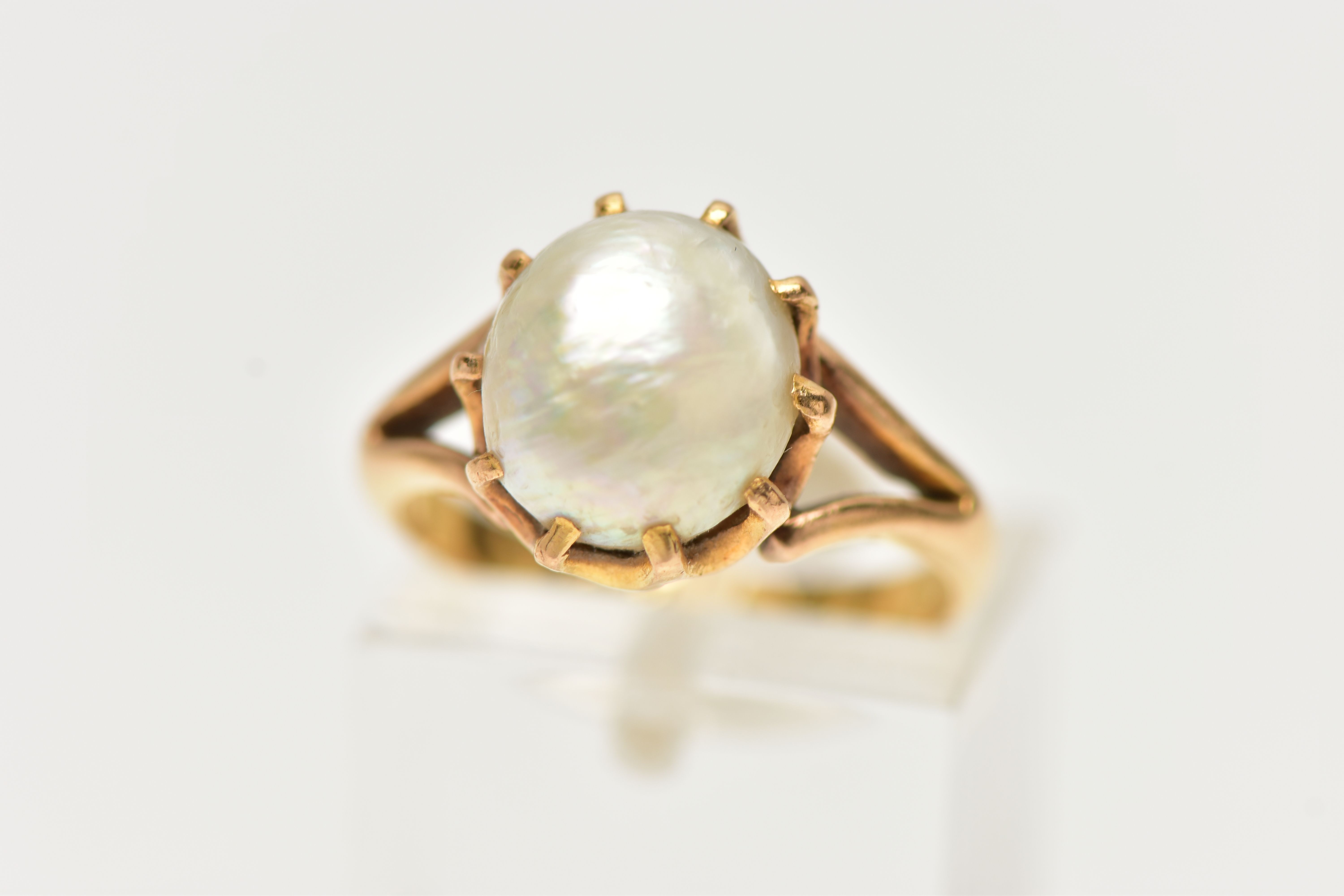 AN EARLY 20TH CENTURY PEARL RING, the pearl measuring approximately 10.2mm by 8.9mm (depth 8.8mm),