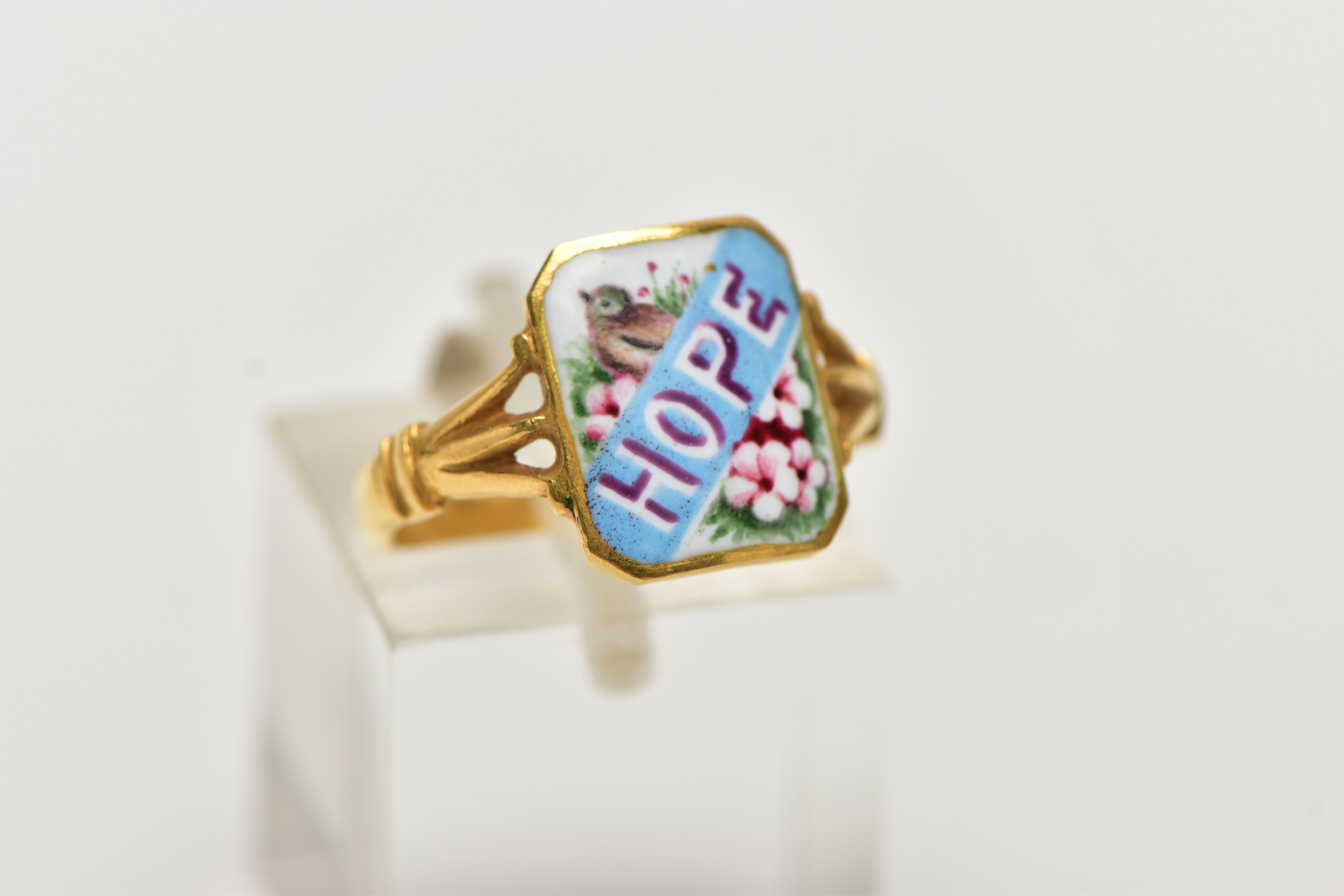 AN EARLY 20TH CENTURY YELLOW GOLD ENAMEL SWEETHEART RING, the rectangular-shape enamel panel reading - Image 4 of 5