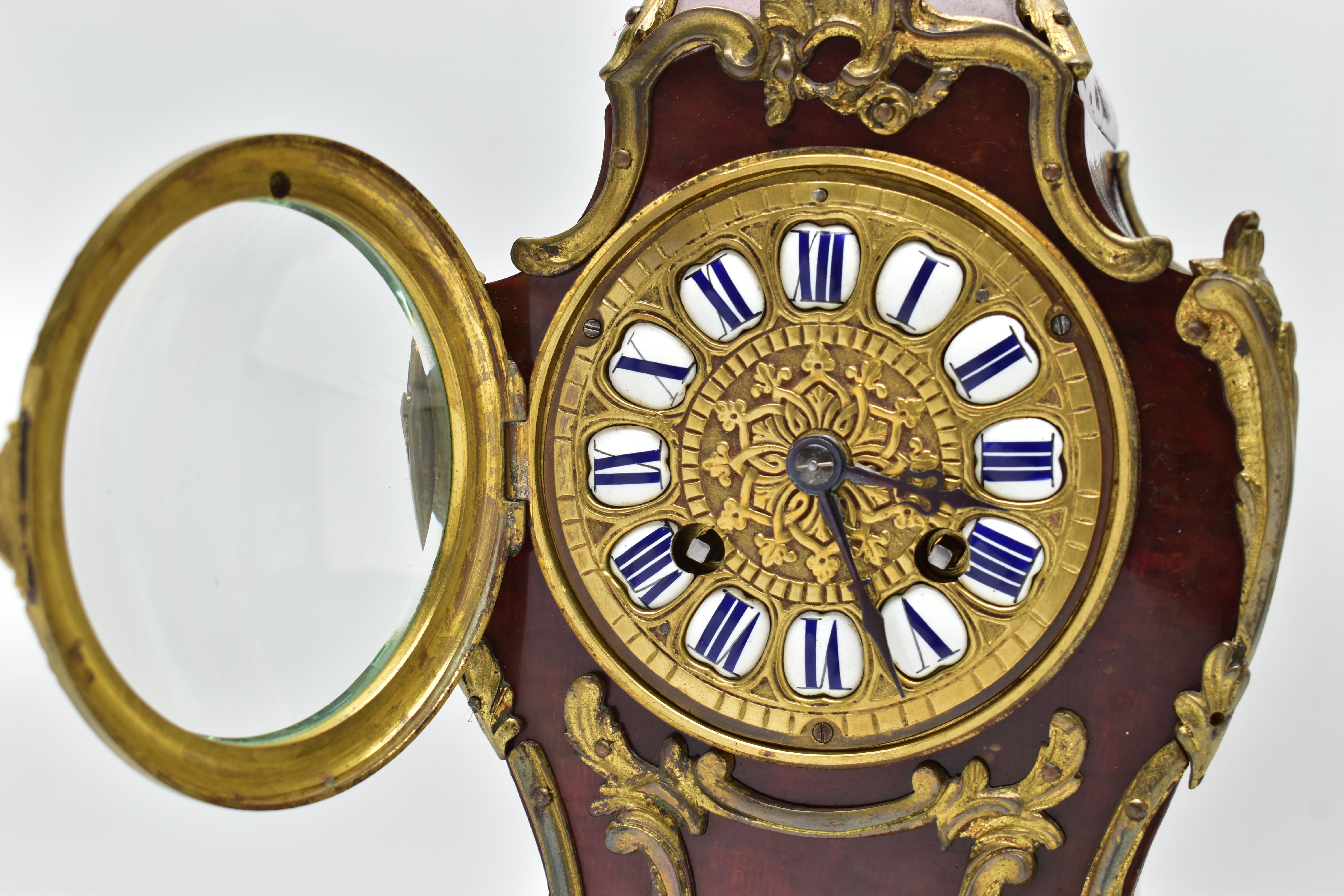A LATE 19TH/ EARLY 20TH CENTURY FRENCH GILT METAL AND TORTOISESHELL MANTEL CLOCK, the cast brass - Image 5 of 13