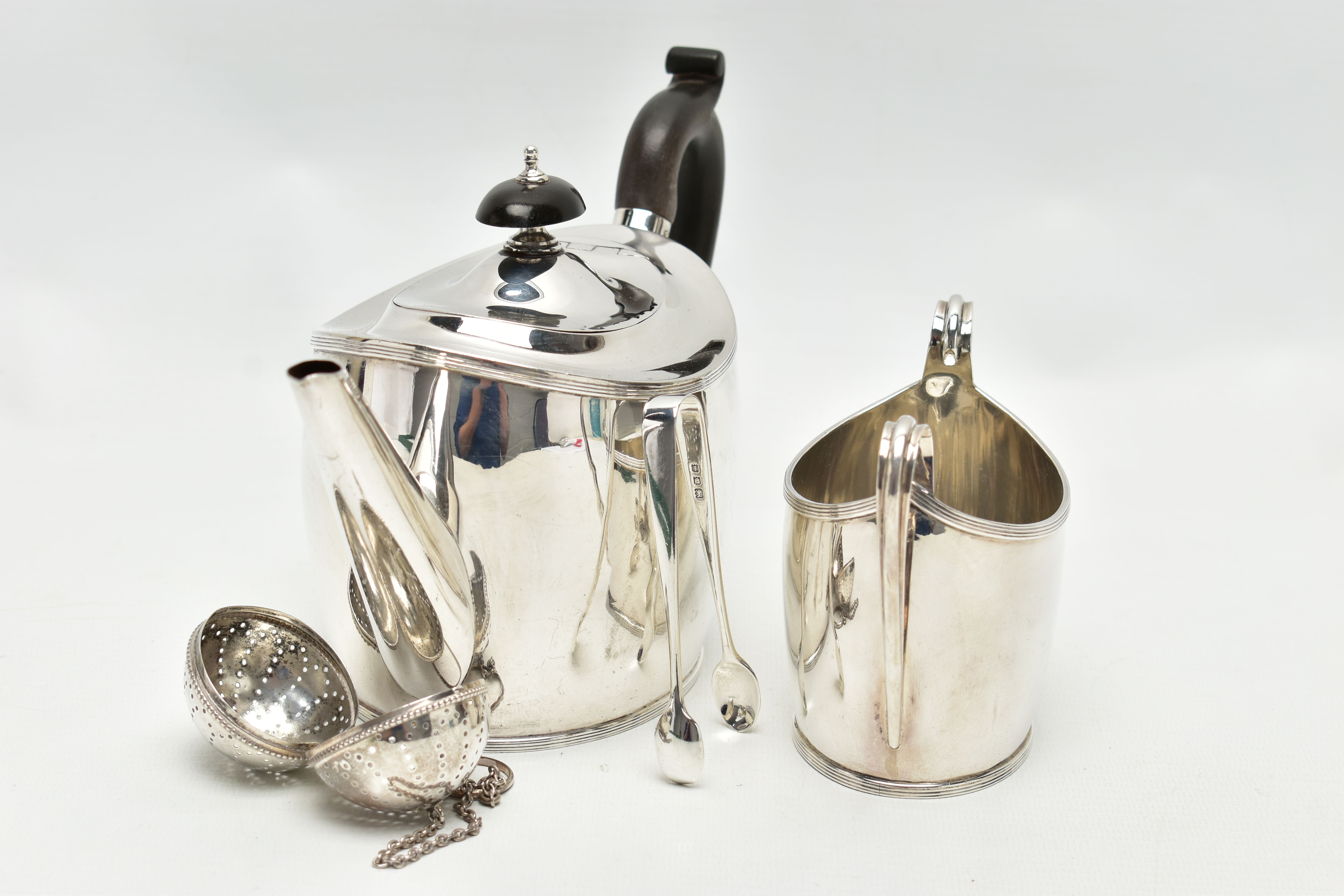 A GEORGE V SILVER TWO PIECE TEA SET OF OVAL FORM, comprising teapot and sugar bowl with reeded rims, - Image 3 of 7