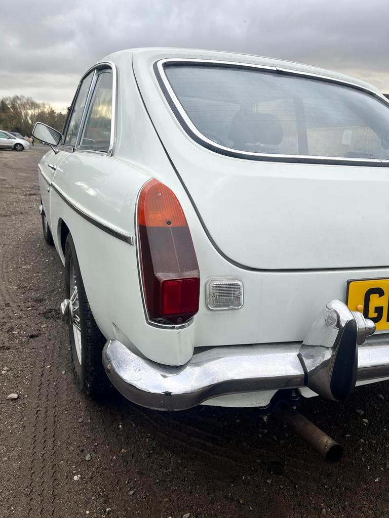 A BRITISH CLASSIC MGB GT SPORTS CAR, mark lll, in white and silvered trim, black leather and red - Image 10 of 24