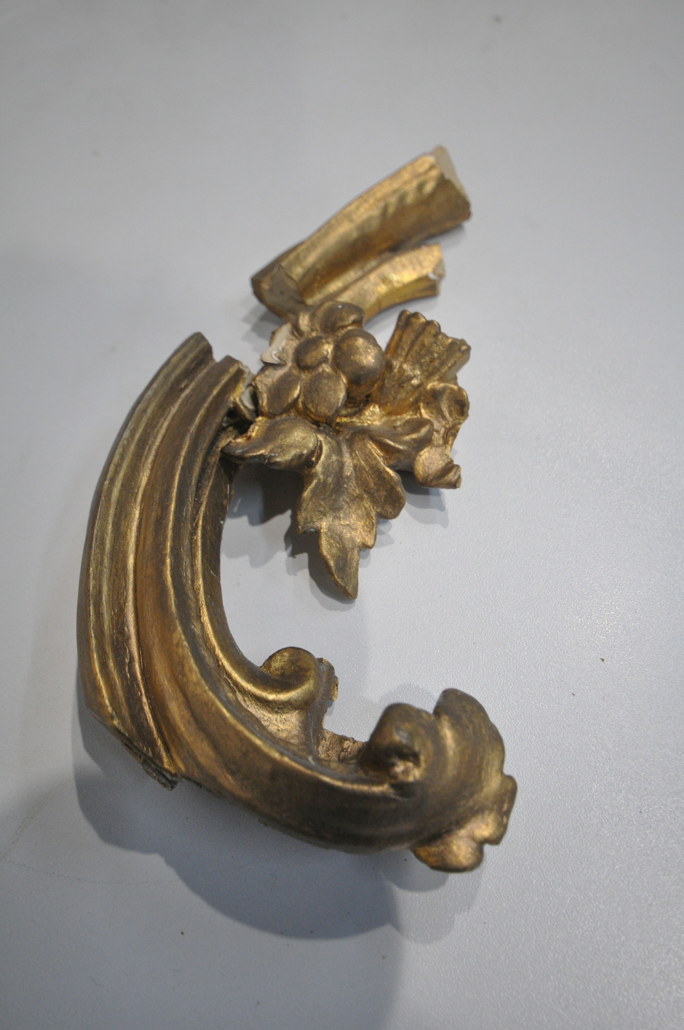 AN EARLY TO MID 20TH CENTURYCENTURY GILTWOOD GIRANDOLE, in the Rococo Revival style, shaped - Image 15 of 18