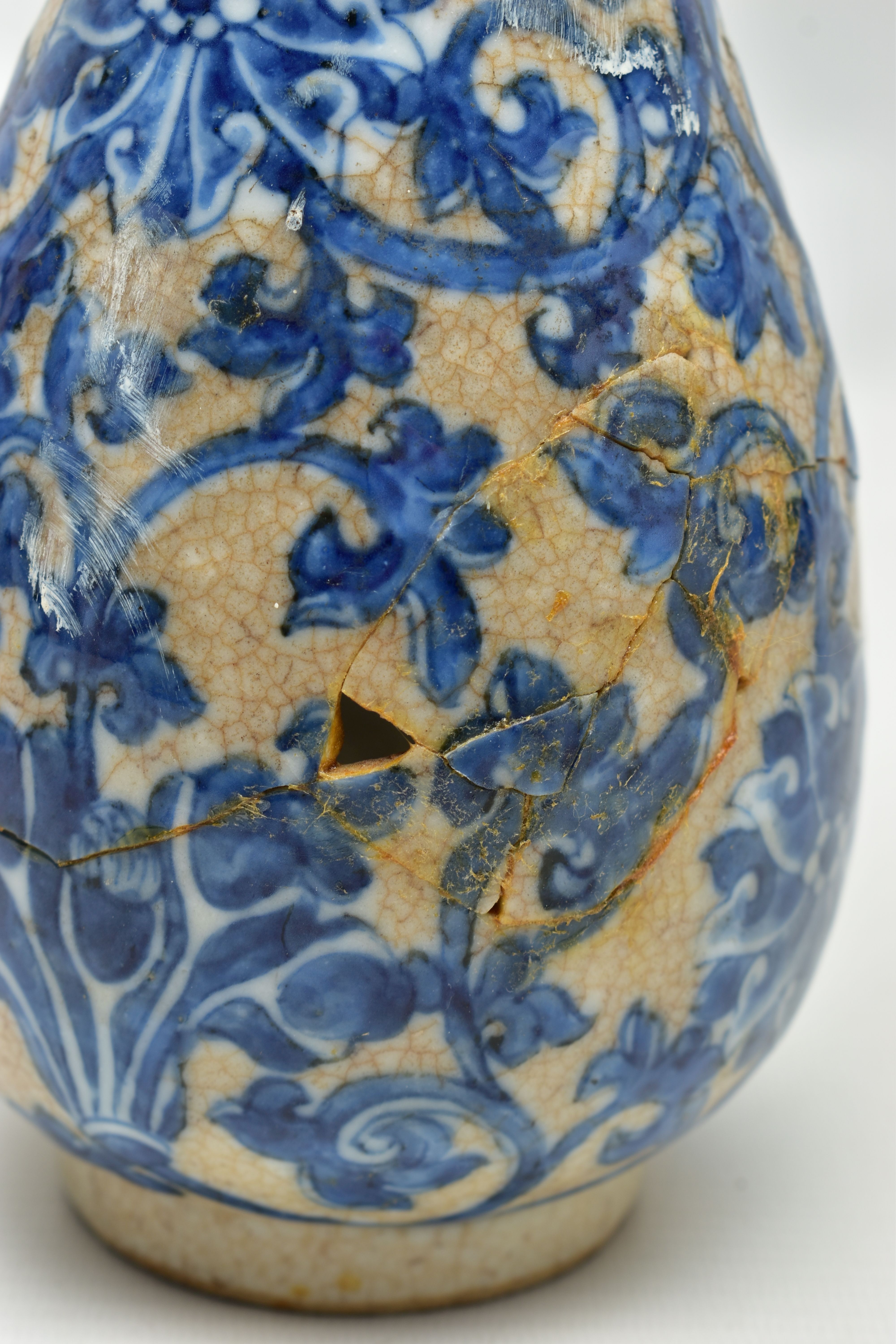 FIVE PIECES OF 19TH CENTURY CHINESE PORCELAIN, comprising two crackle glaze baluster vases, - Image 17 of 17