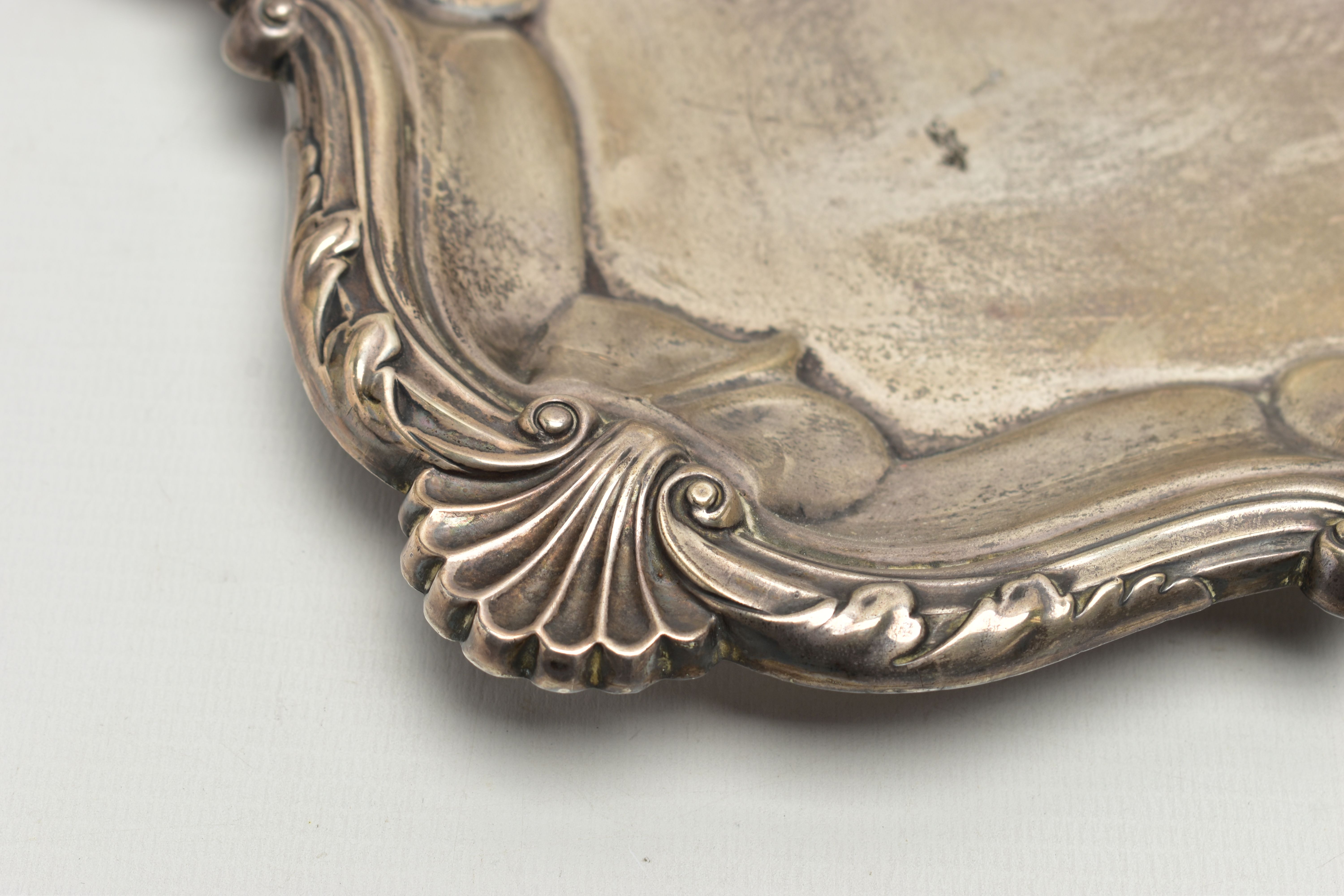 AN EDWARDIAN SILVER TWIN HANDLED TRAY OF RECTANGULAR FORM WITH PIE CRUST AND SHELL RIMS, plain - Image 6 of 10