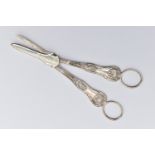 A PAIR OF EDWARDIAN SILVER KINGS PATTERN GRAPE SCISSORS, makers A Beardshaw & Co, Sheffield 1901,