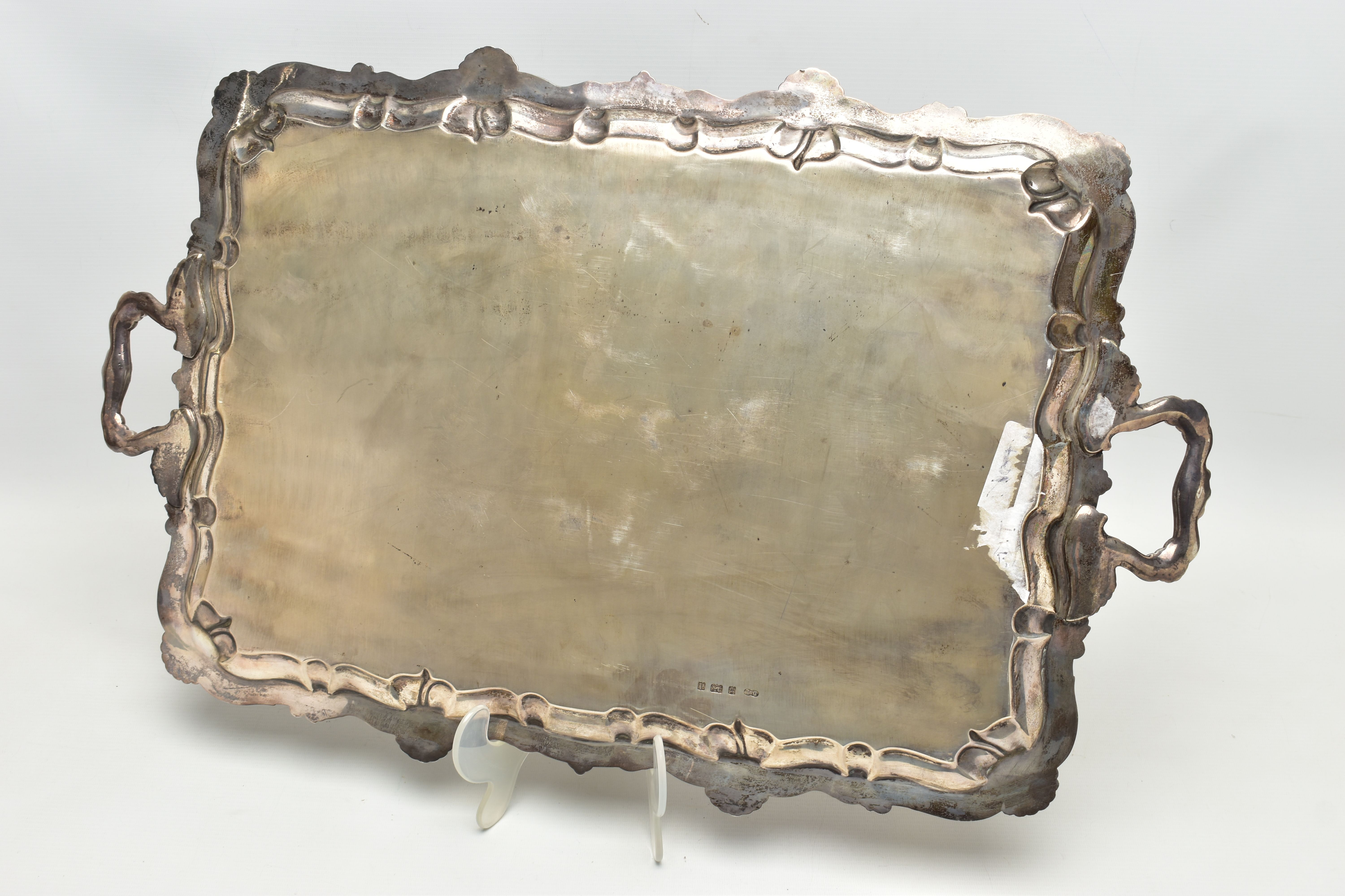 AN EDWARDIAN SILVER TWIN HANDLED TRAY OF RECTANGULAR FORM WITH PIE CRUST AND SHELL RIMS, plain - Image 8 of 10