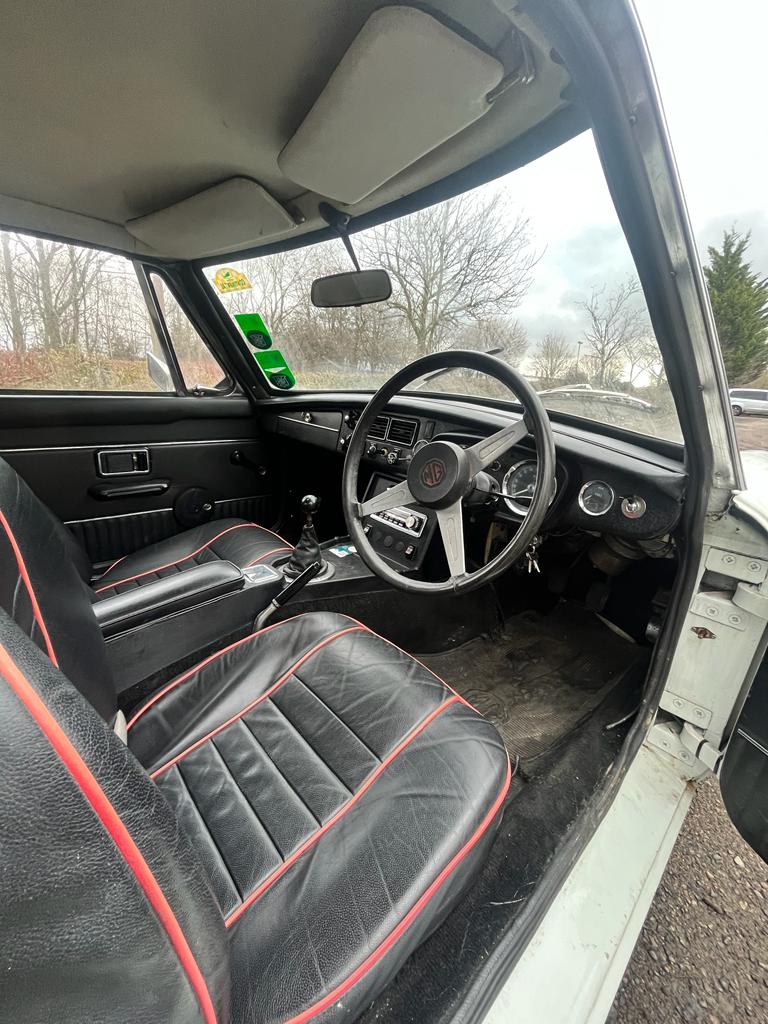 A BRITISH CLASSIC MGB GT SPORTS CAR, mark lll, in white and silvered trim, black leather and red - Image 11 of 24