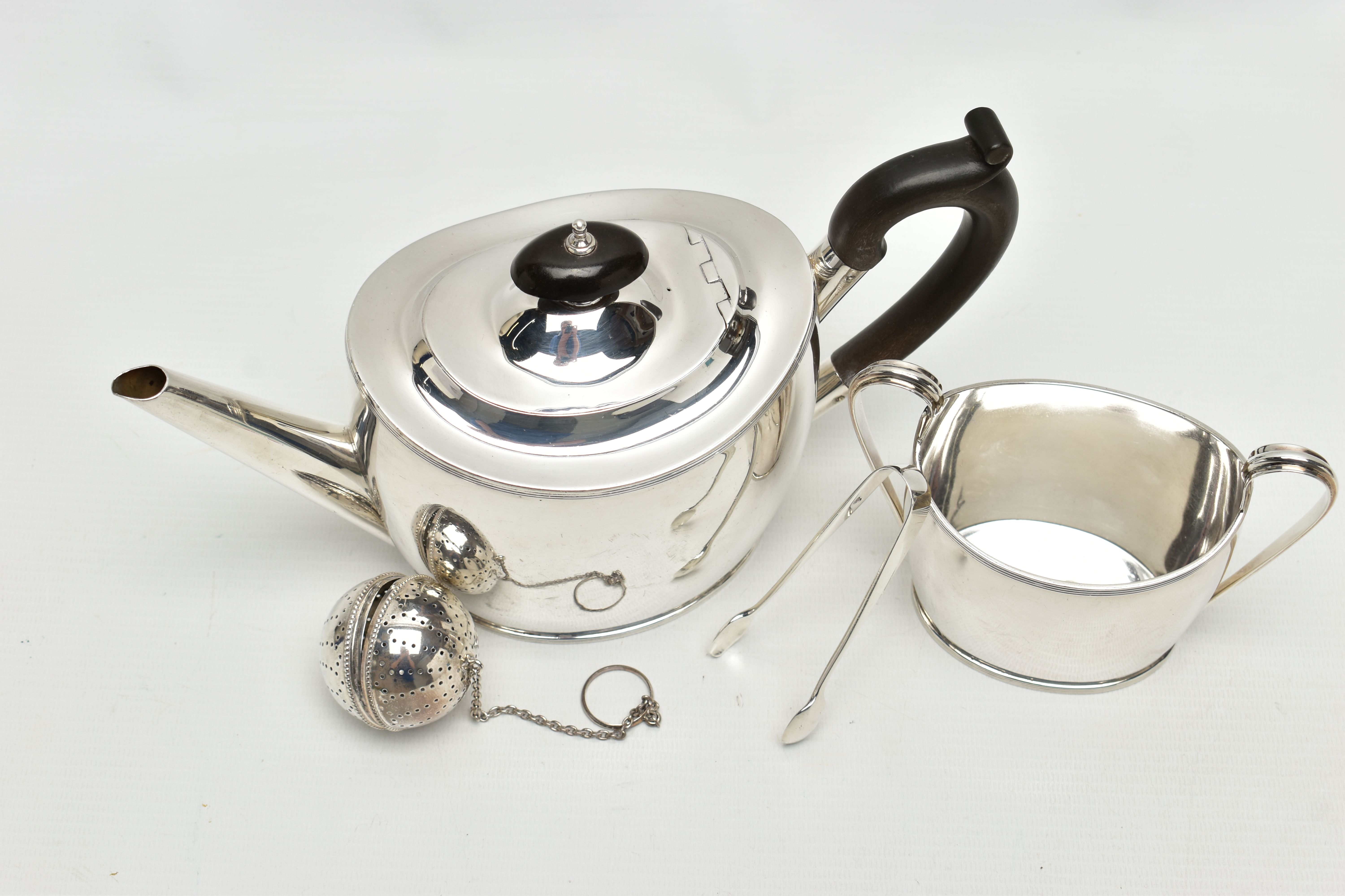 A GEORGE V SILVER TWO PIECE TEA SET OF OVAL FORM, comprising teapot and sugar bowl with reeded rims, - Image 2 of 7