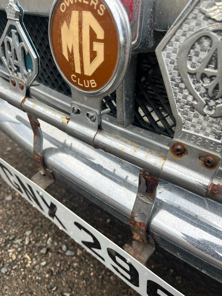 A BRITISH CLASSIC MGB GT SPORTS CAR, mark lll, in white and silvered trim, black leather and red - Image 21 of 24