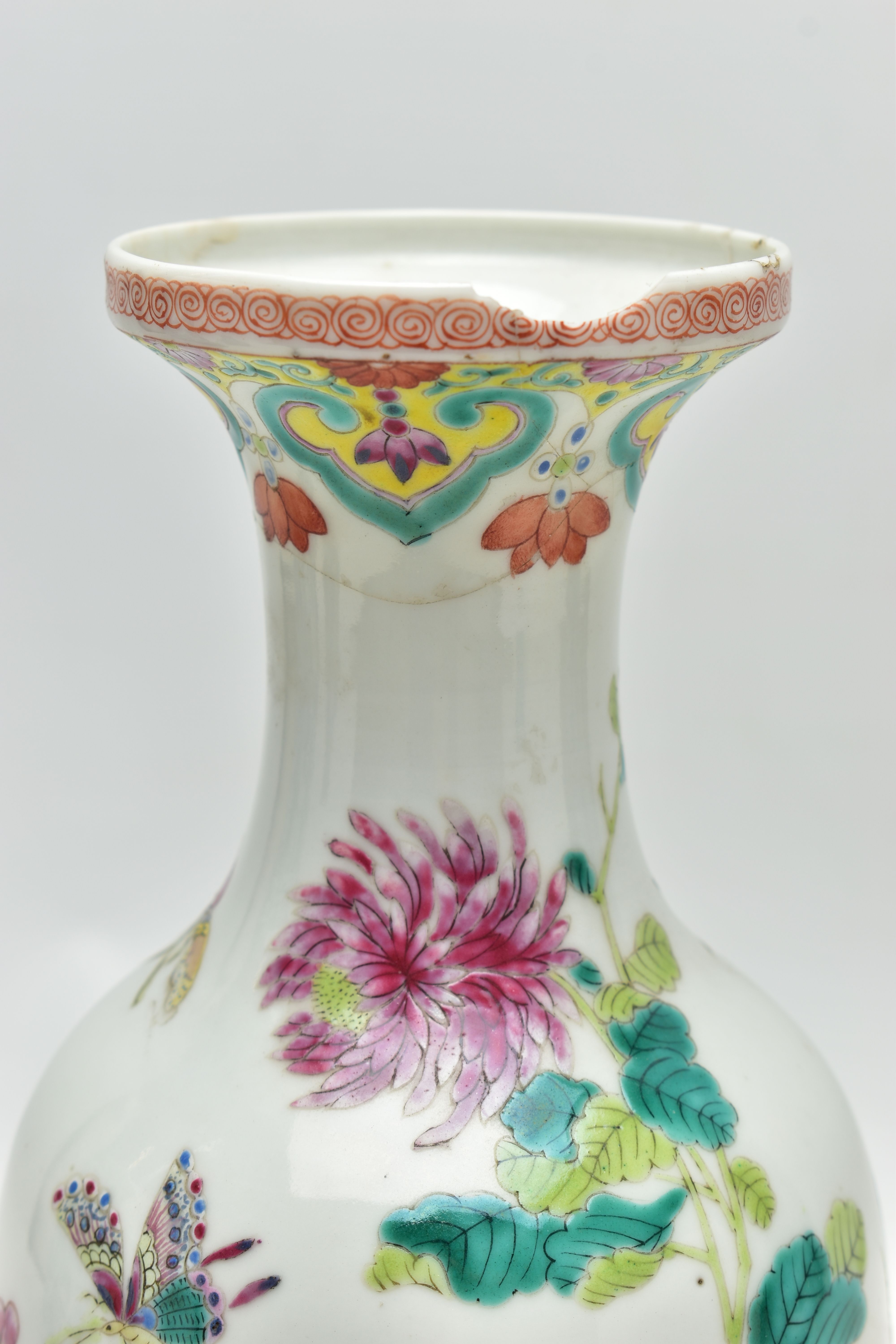FIVE PIECES OF 19TH CENTURY CHINESE PORCELAIN, comprising two crackle glaze baluster vases, - Image 11 of 17