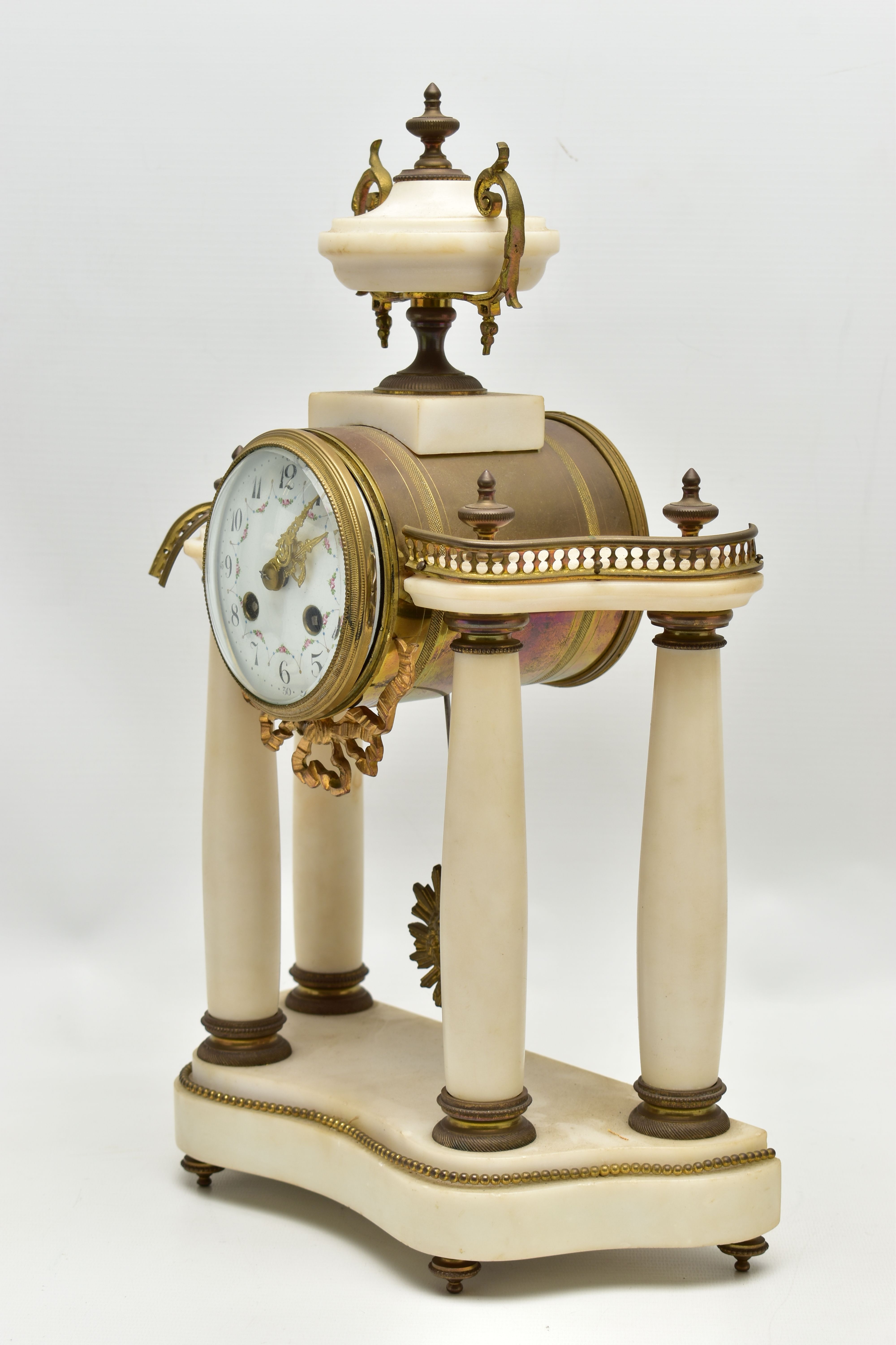 A LATE 19TH CENTURY FRENCH WHITE MARBLE AND GILT METAL CLOCK GARNITURE, the clock with urn - Image 8 of 18
