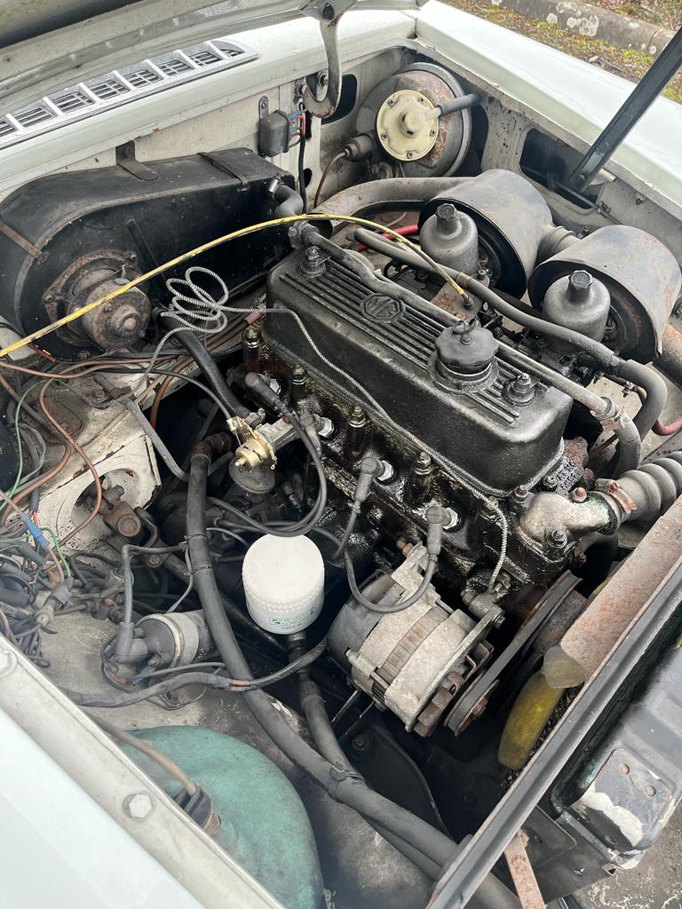 A BRITISH CLASSIC MGB GT SPORTS CAR, mark lll, in white and silvered trim, black leather and red - Image 18 of 24