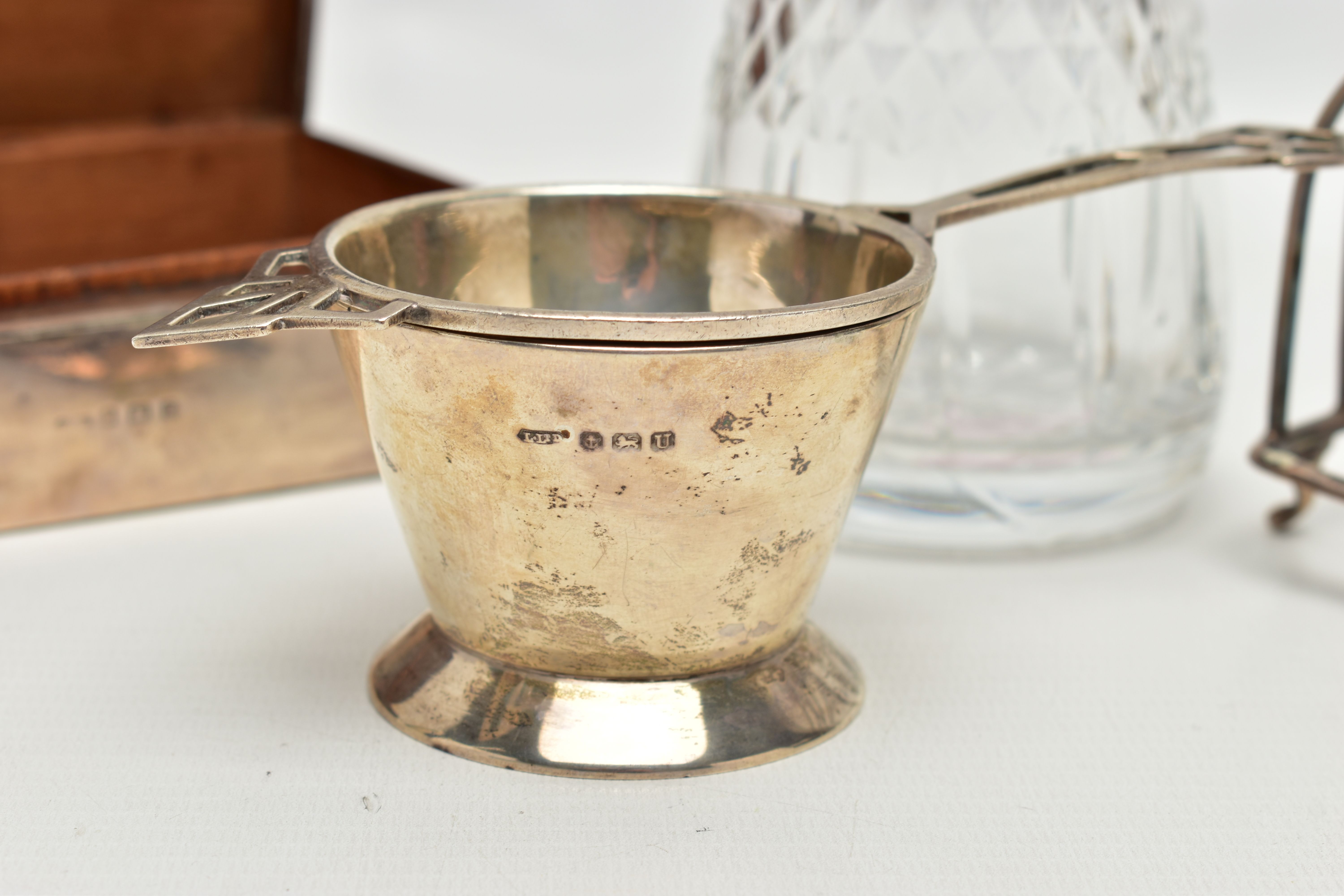 A SMALL PARCEL OF 20TH CENTURY SILVER, comprising a George VI tea strainer with conical stand, maker - Image 2 of 9