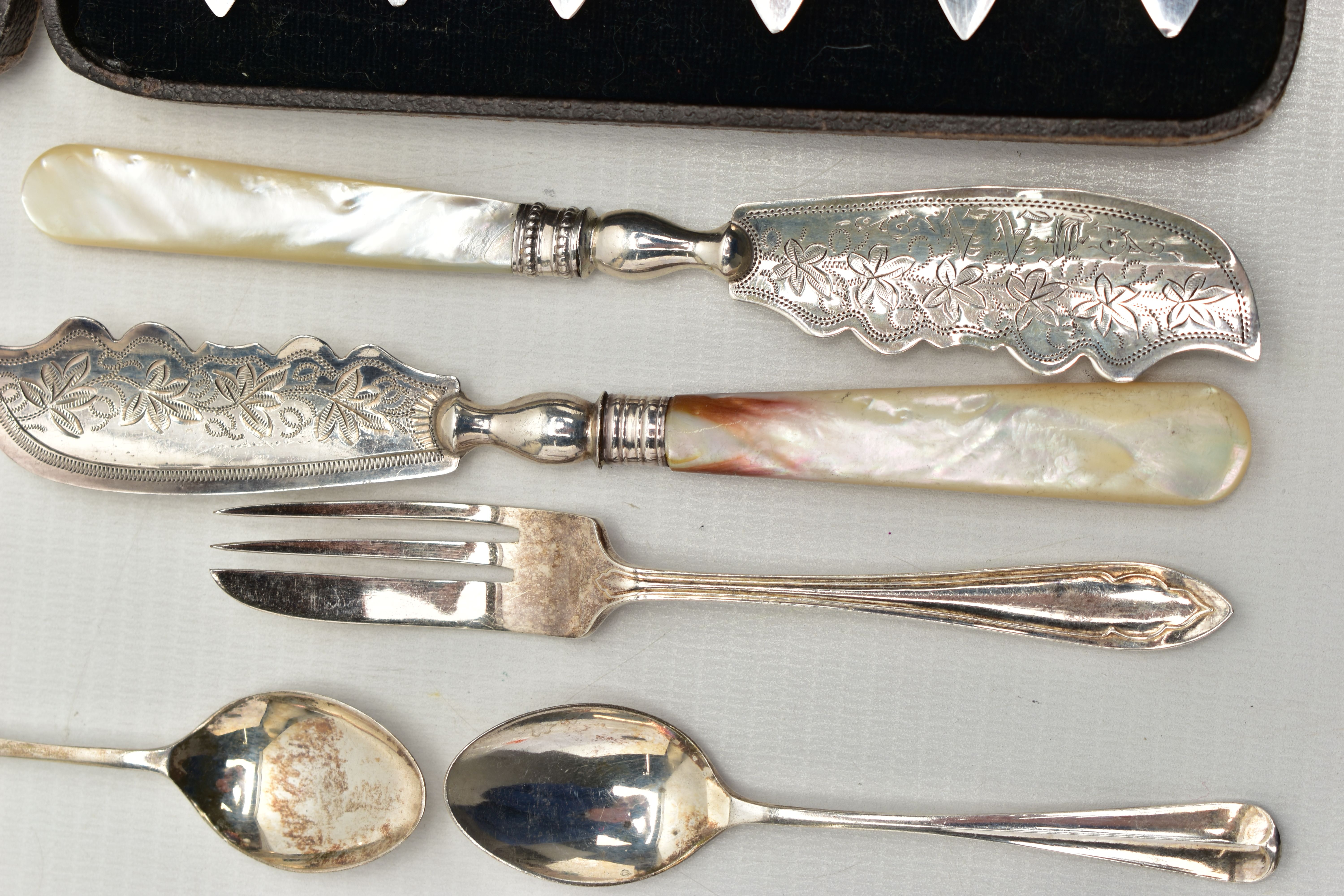 A PARCEL OF 19TH AND 20TH CENTURY CASED AND LOOSE SILVER CUTLERY AND FLATWARE, comprising a set of - Image 3 of 7