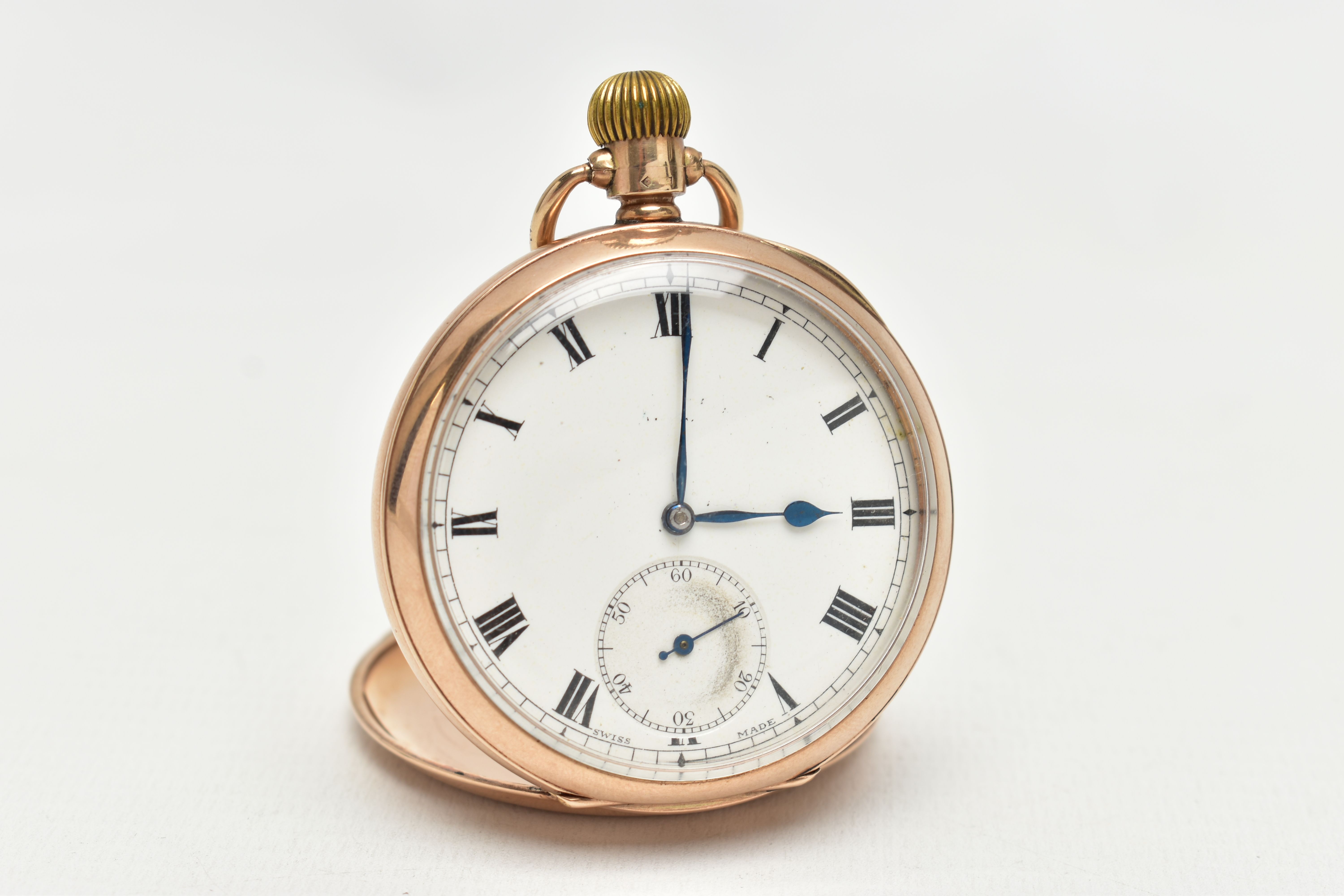 AN EARLY 20H CENTURY 9CT GOLD MANUAL WOUND OPEN FACE POCKET WATCH, the white enamel dial with
