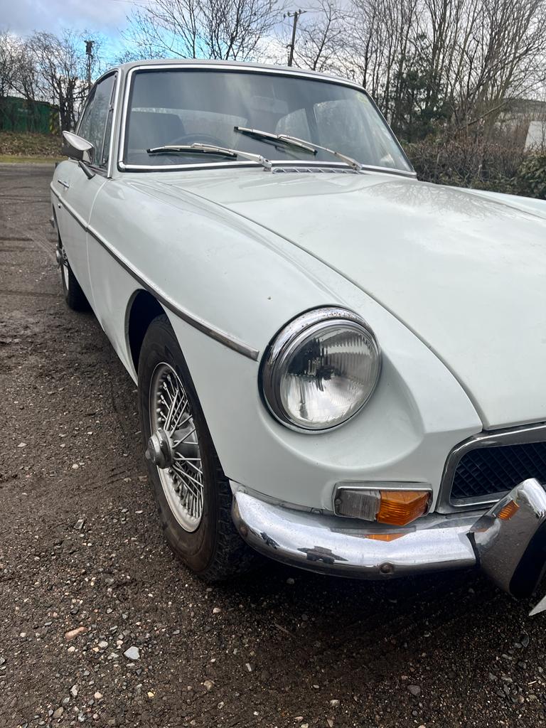 A BRITISH CLASSIC MGB GT SPORTS CAR, mark lll, in white and silvered trim, black leather and red - Image 6 of 24