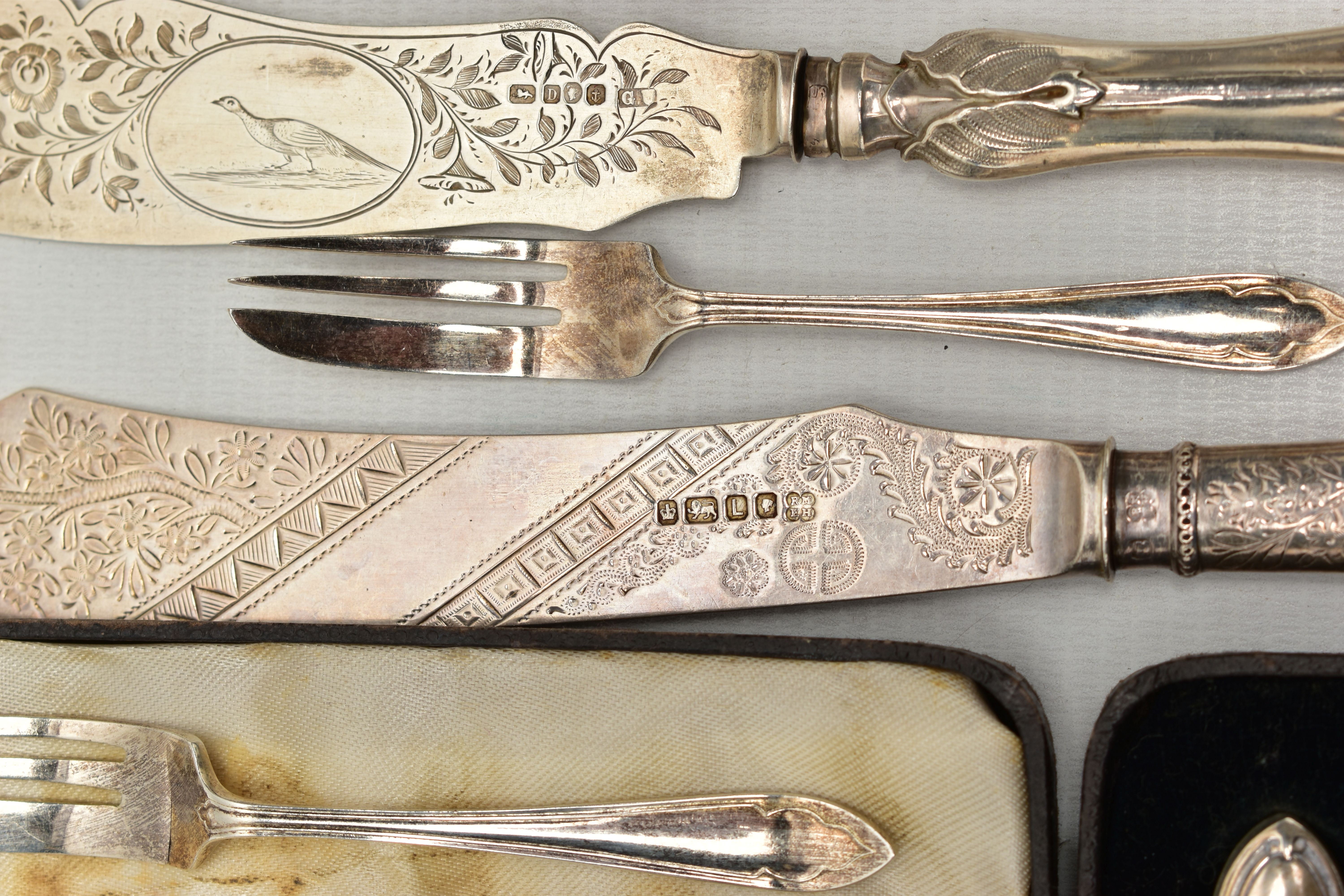 A PARCEL OF 19TH AND 20TH CENTURY CASED AND LOOSE SILVER CUTLERY AND FLATWARE, comprising a set of - Image 4 of 7