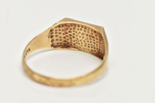 A GENTS 9CT GOLD DIAMOND SET SIGNET RING, of a rectangular form, with a star set single cut diamond, - Image 3 of 4