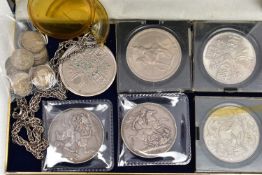 A SMALL BOX CONTAINING COINS AND COMMEMORATIVES, to include 2x Victorian Crown coins 1890, 1900, a