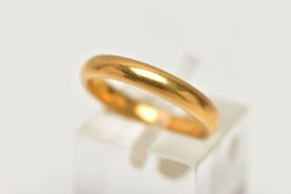 A 22CT GOLD BAND RING, plain polished band, approximate width 3mm, hallmarked 22ct Birmingham